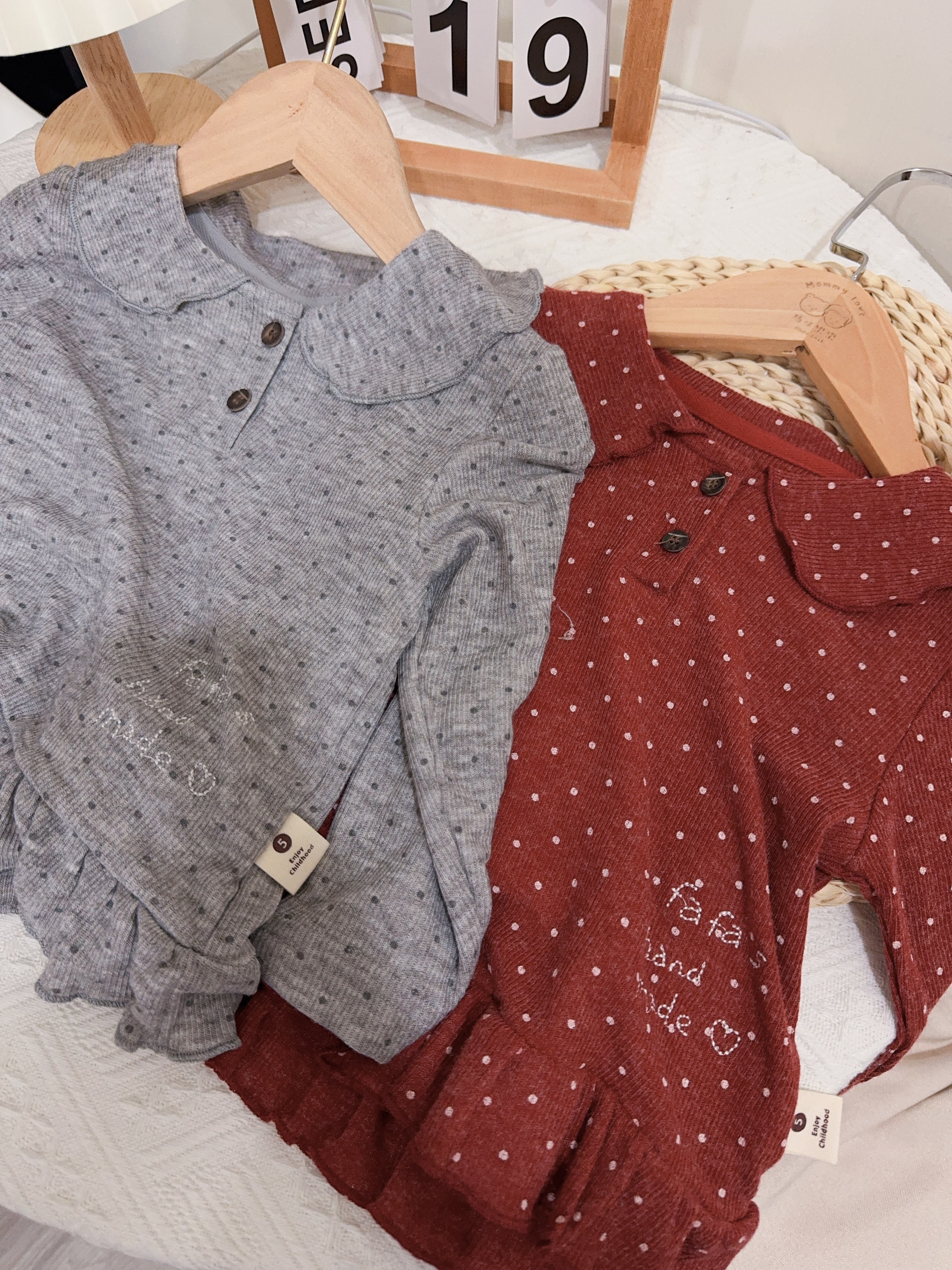 8229點點字母刺繡上衣c14