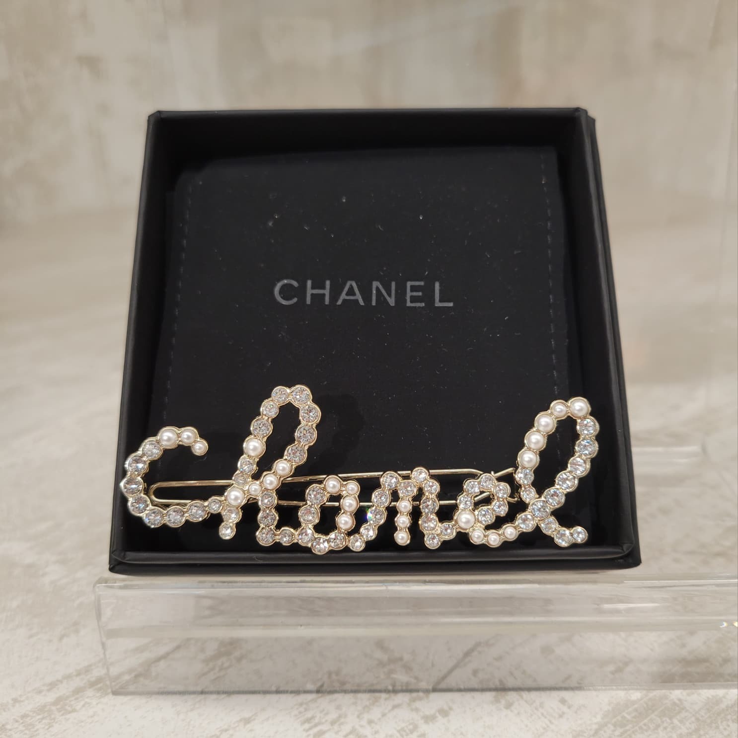 CHANEL 20B HAIR CLIP PEARL WITH WHITE CRYSTAL