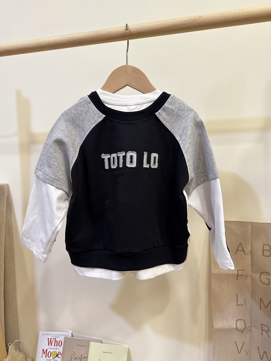 55072造型字母拼色上衣c17