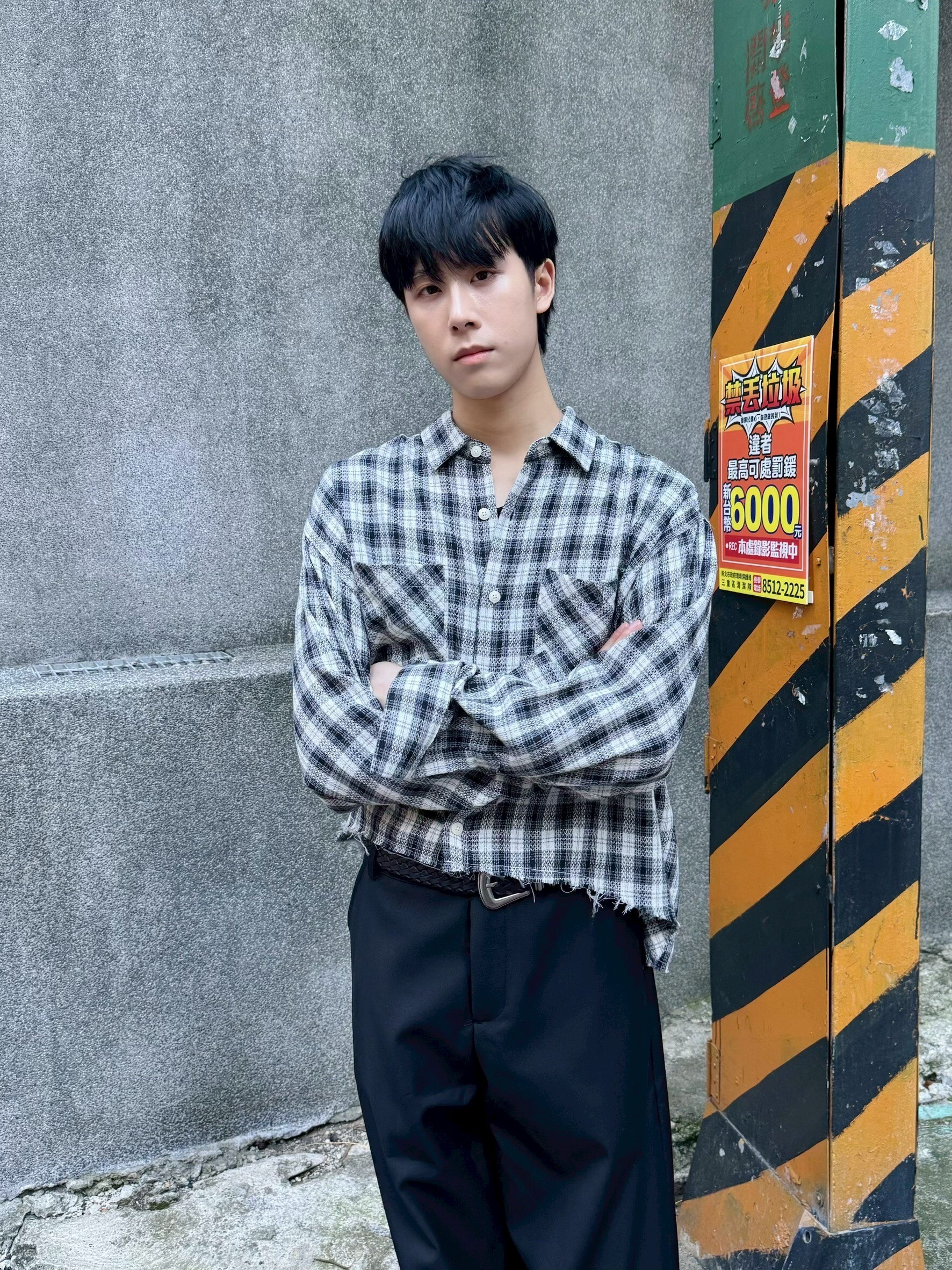 短版格紋不修邊襯衫