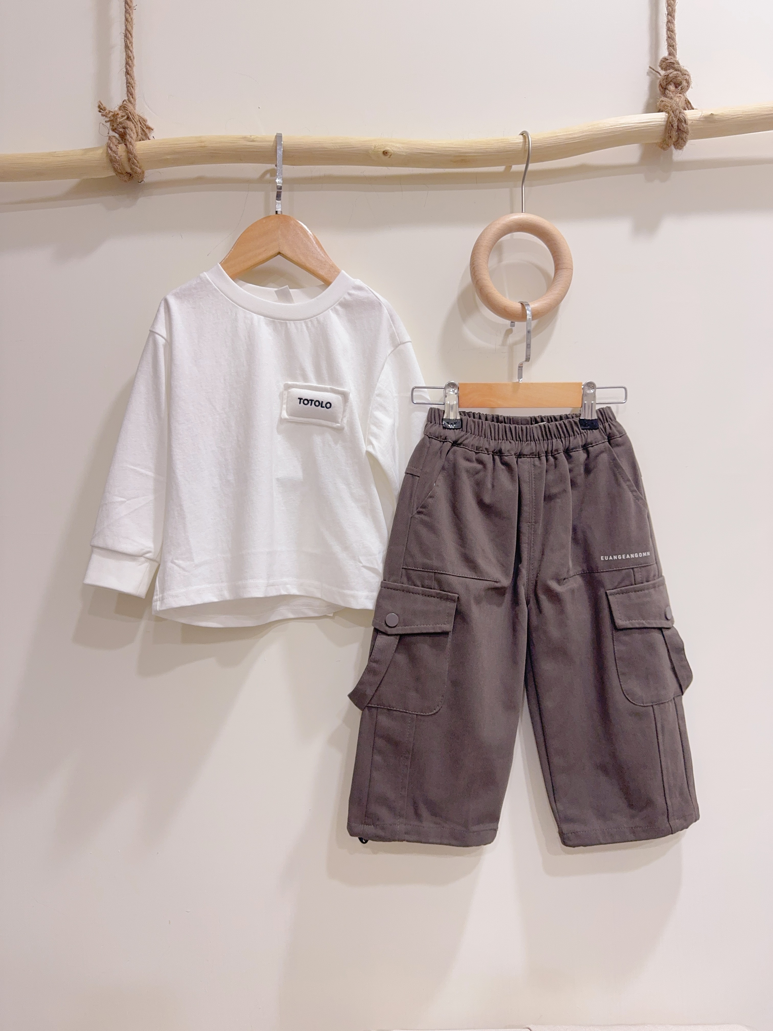 55082立體logo白上衣c21