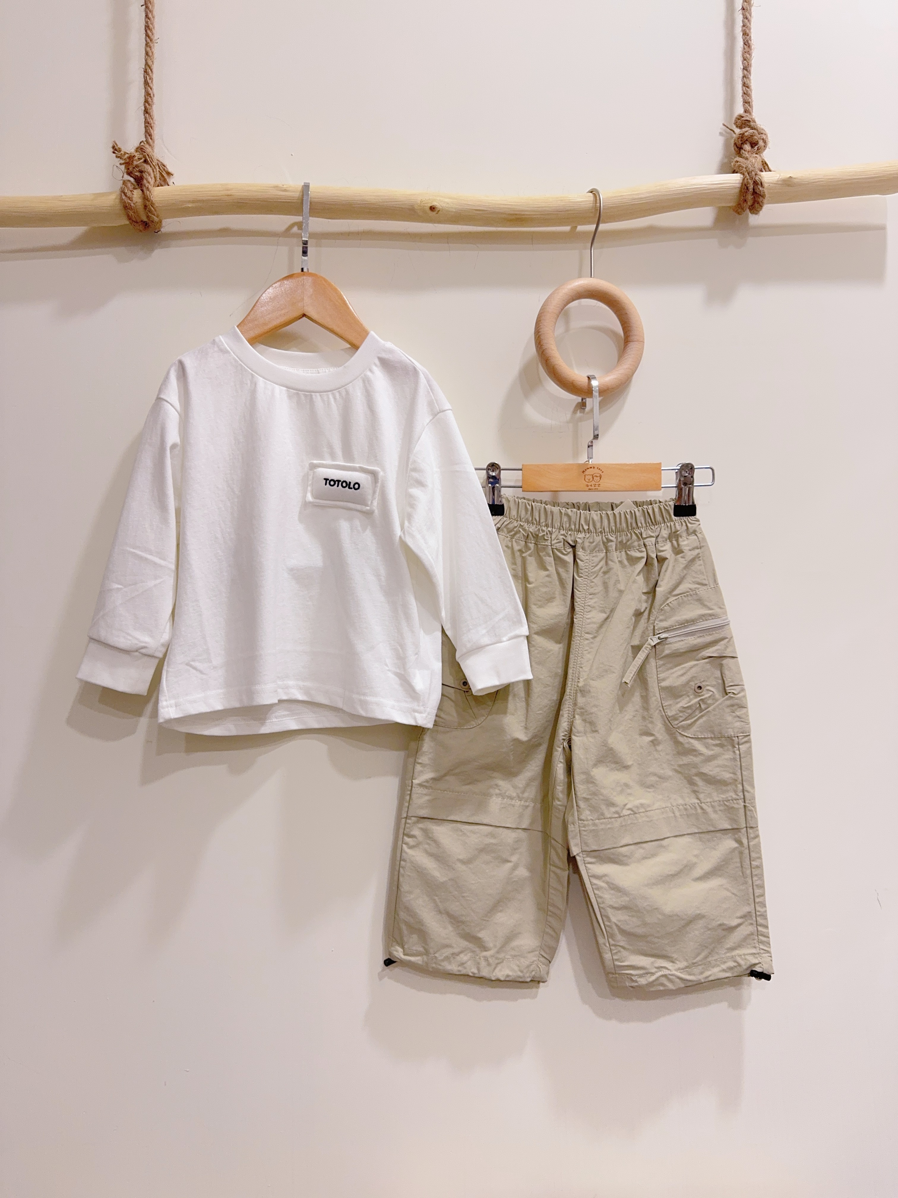 55082立體logo白上衣c21