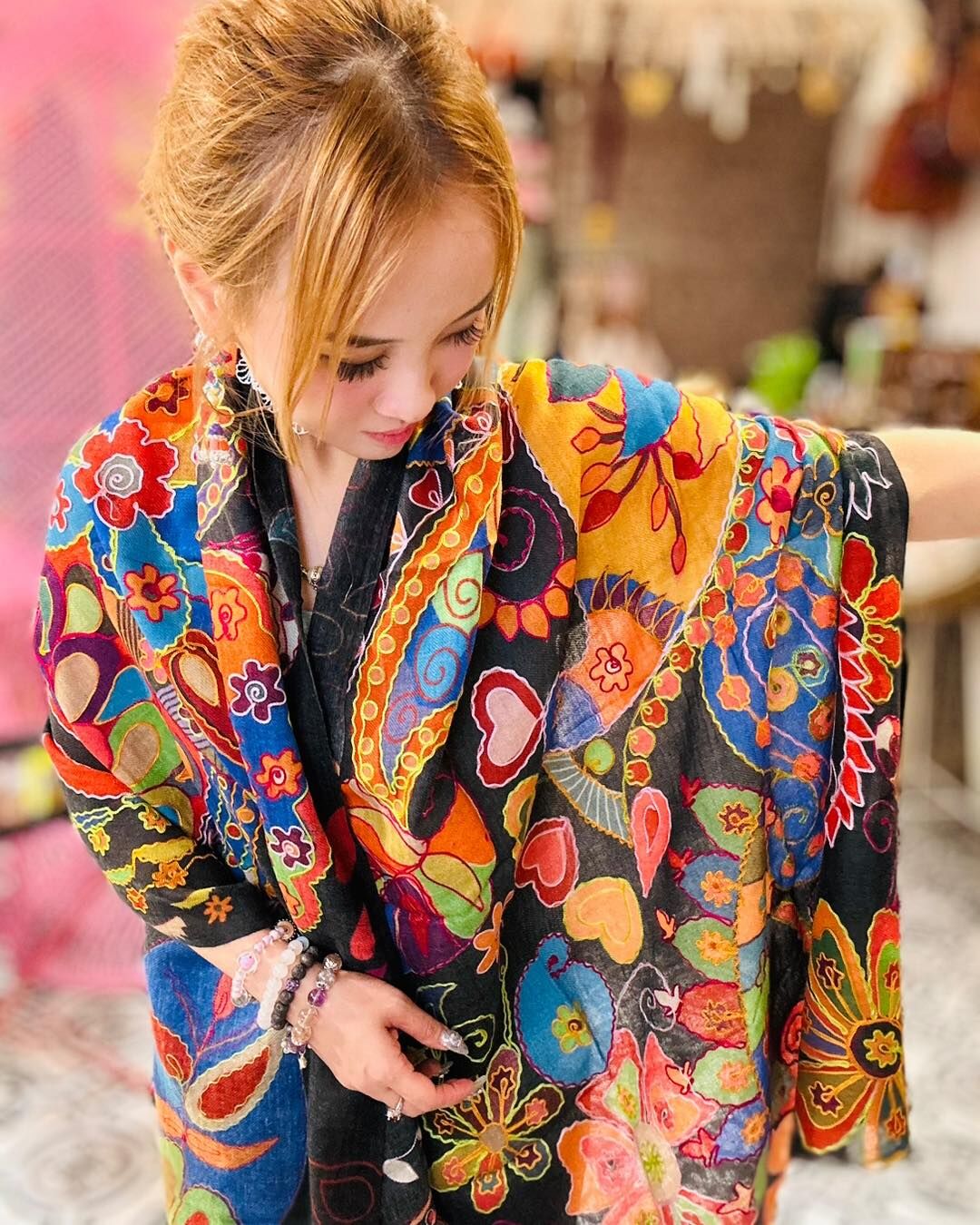 [訂貨]  *訂貨約2個月* 黑色羊毛刺繡披肩