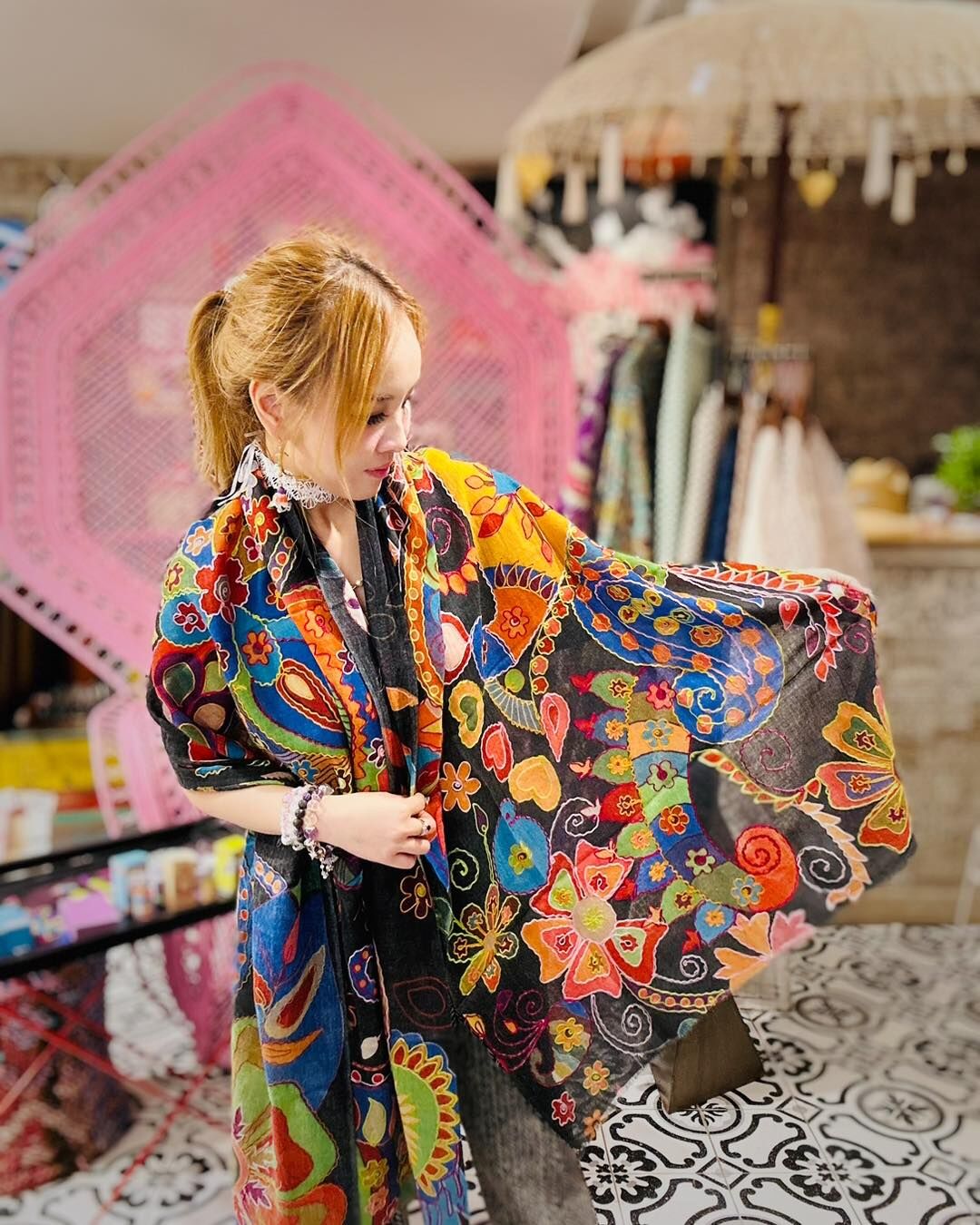 [訂貨]  *訂貨約2個月* 黑色羊毛刺繡披肩