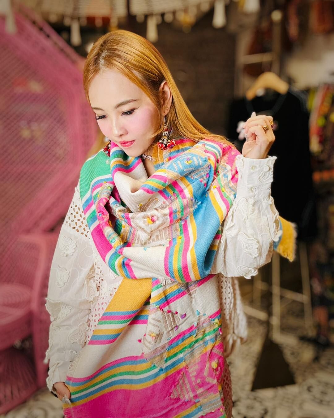 [訂貨] *訂貨約2個月* MustColour 羊毛巾 - WJE250115beigeF - 米色羊毛底螢光七彩刺繡披肩