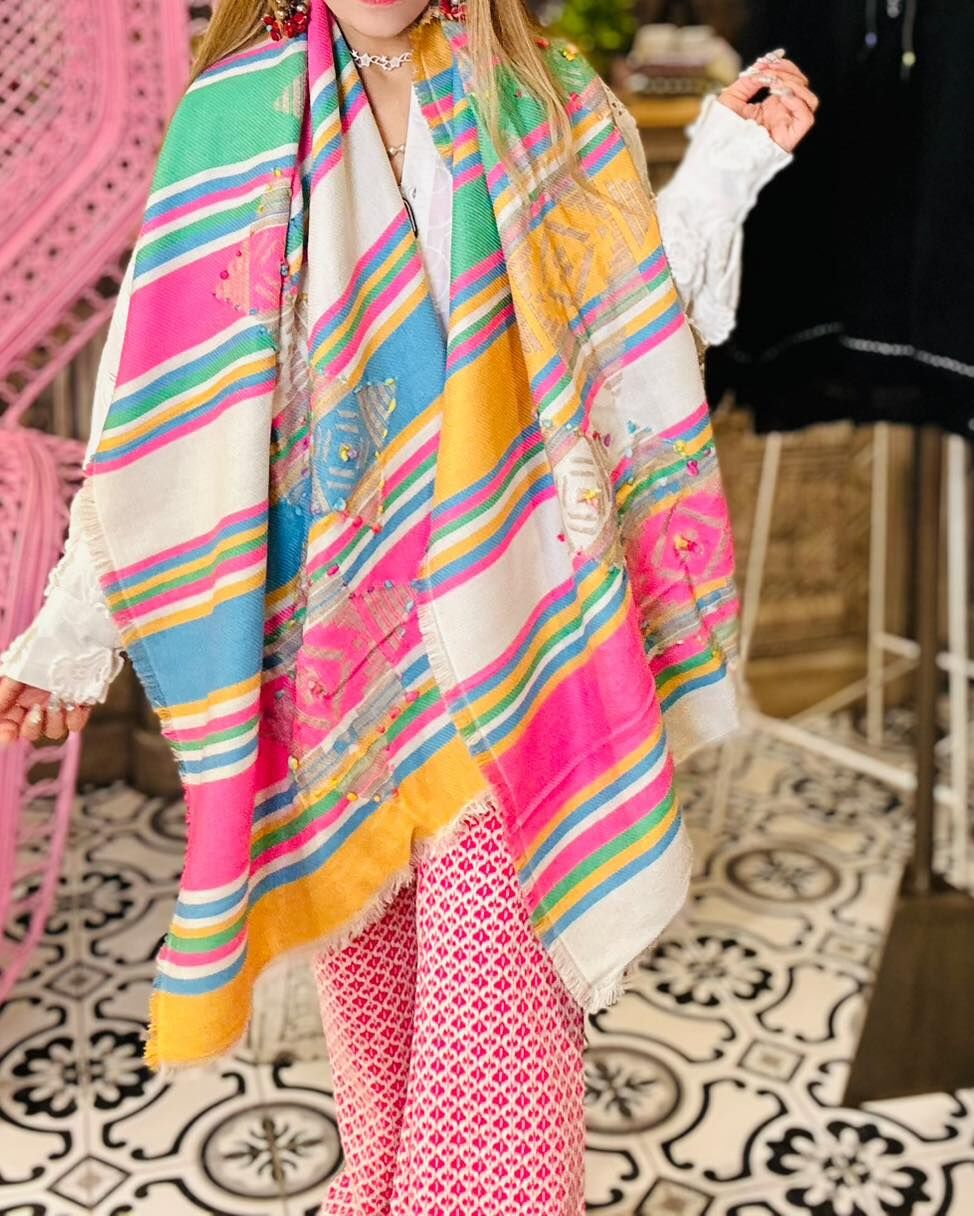 [訂貨] *訂貨約2個月* MustColour 羊毛巾 - WJE250115beigeF - 米色羊毛底螢光七彩刺繡披肩