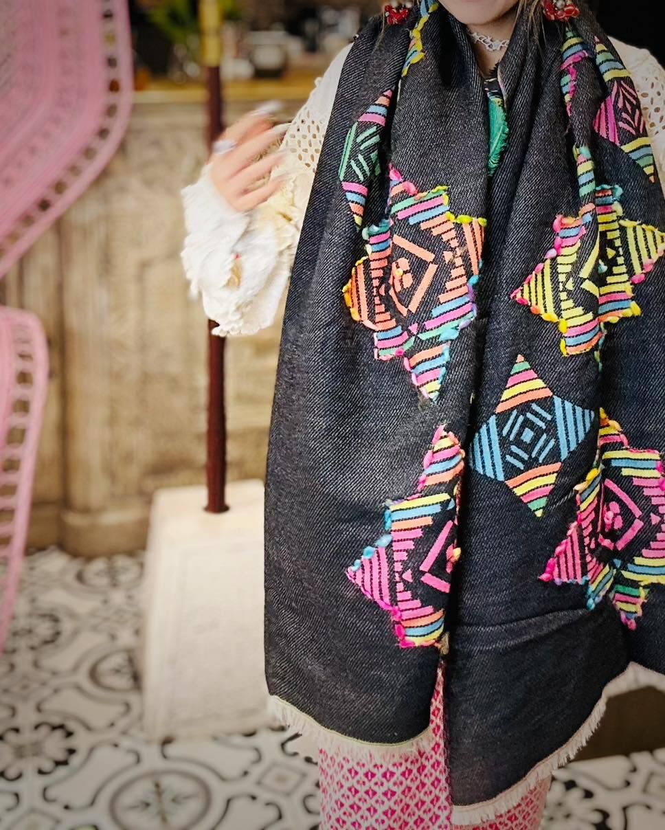 [訂貨] *訂貨約2個月* MustColour 深藍色羊毛刺繡披肩- WJE250115NAVYF