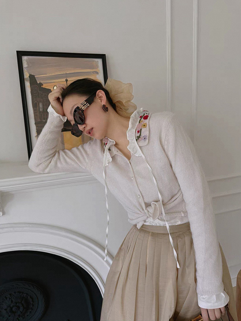 彩色小花刺繡領片針織排釦上衣外套-S-L (Elegant & Love)