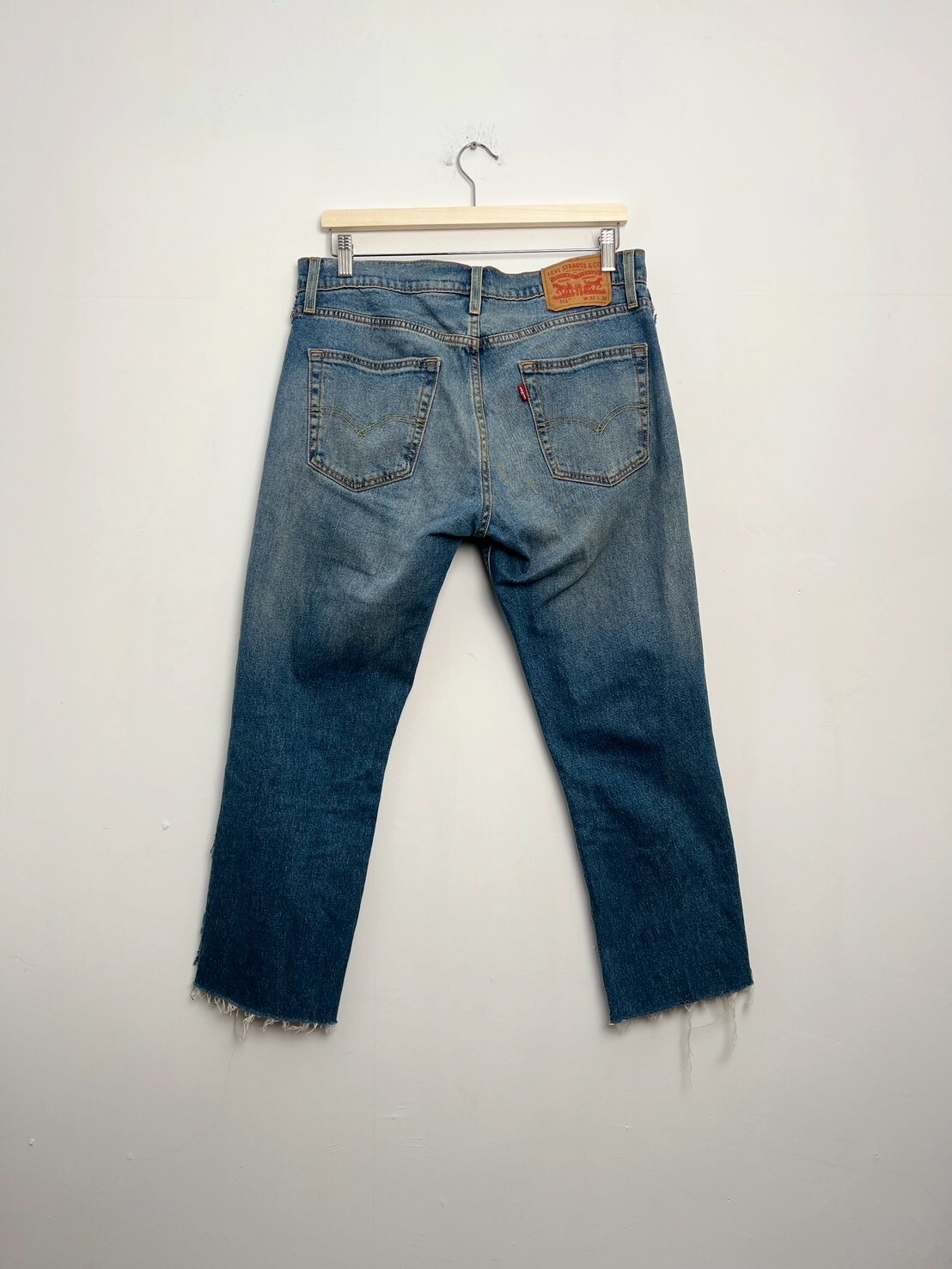 LEVIS SLIM JEANS SIZE W32