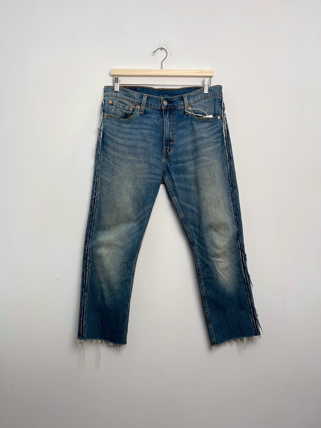 LEVIS SLIM JEANS SIZE W32
