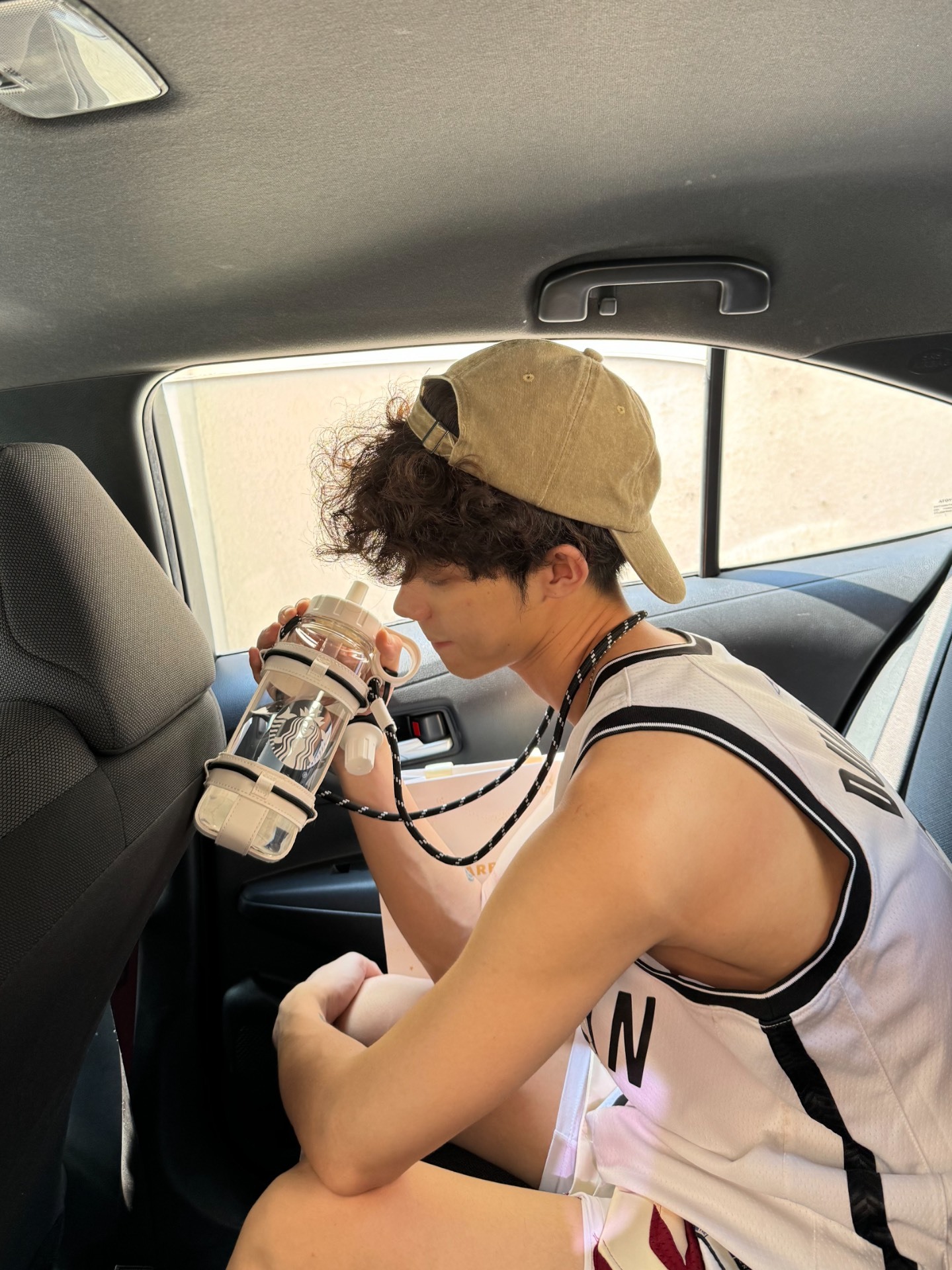 代購-<1000元左右交換禮物>Starbucks星巴克 透明款 大容量水壺 吸管杯 760ml（贈背帶）