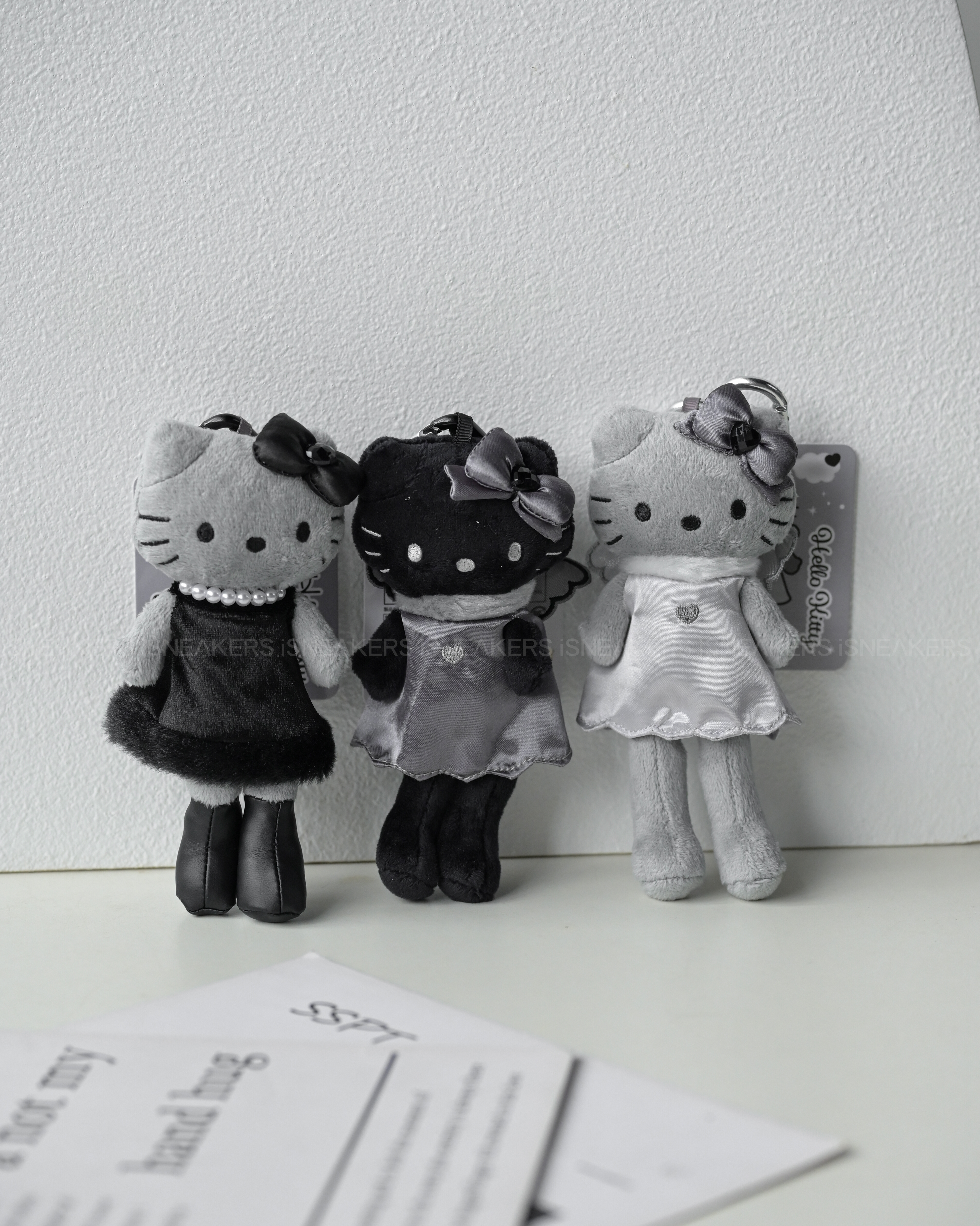iSNEAKERS｜日本 Sanrio 三麗鷗 Black Angel 天使 黑白長腿Kitty 愛心扣 吊飾 娃娃