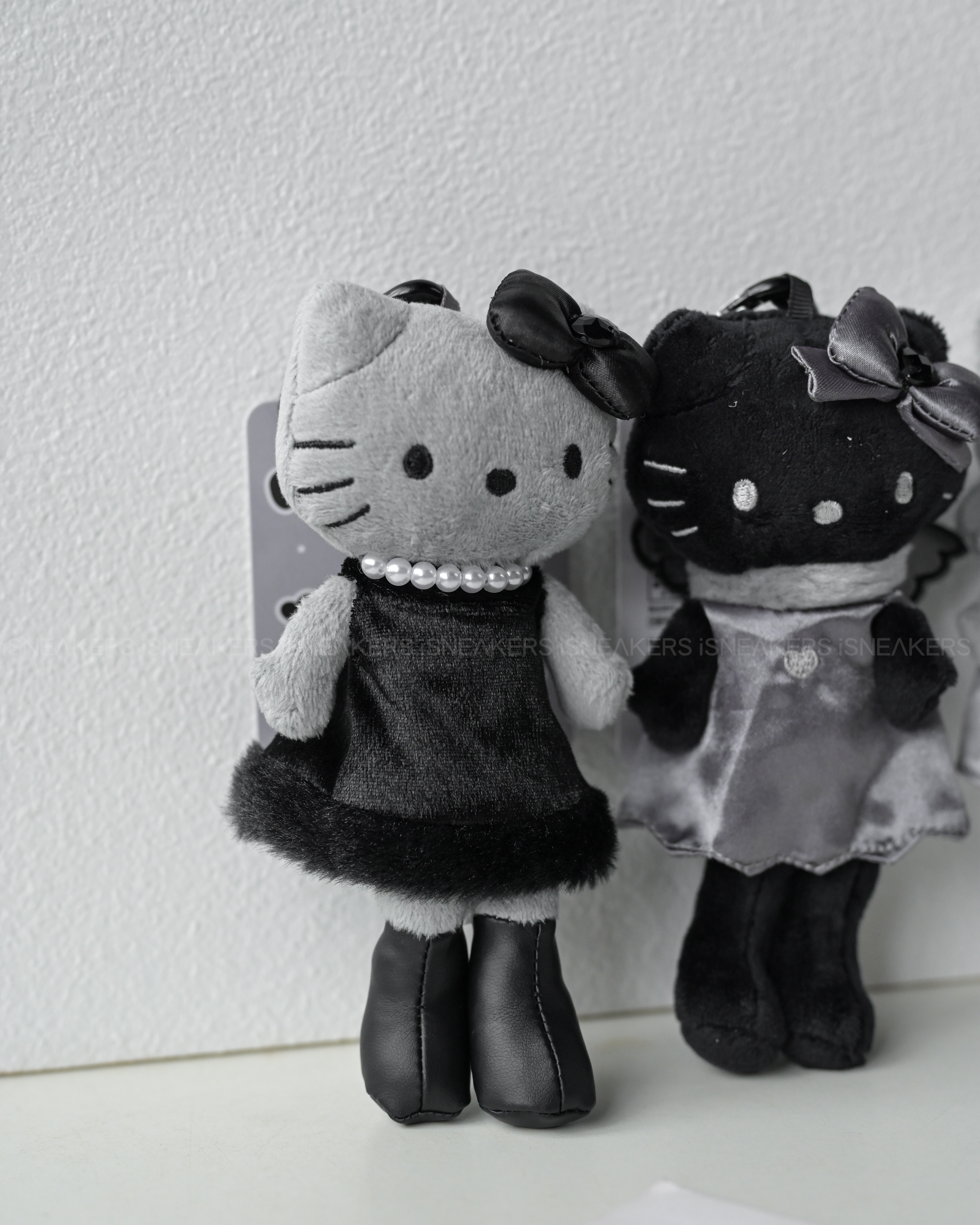 iSNEAKERS｜日本 Sanrio 三麗鷗 Black Angel 天使 黑白長腿Kitty 愛心扣 吊飾 娃娃