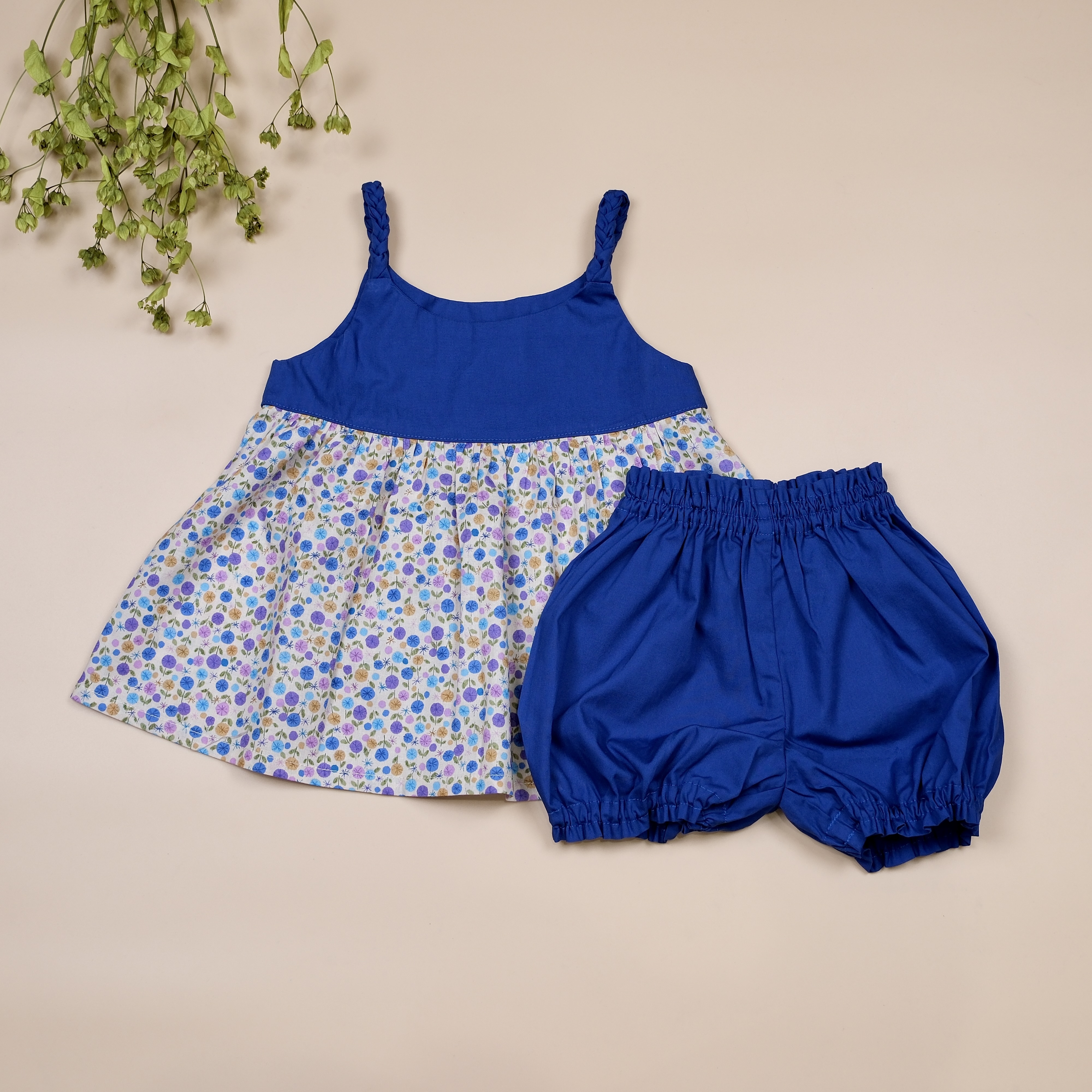 編織花園系列 ꕤ 藍莓小花 ꕤ 手作女童細肩帶上衣＋短褲套裝