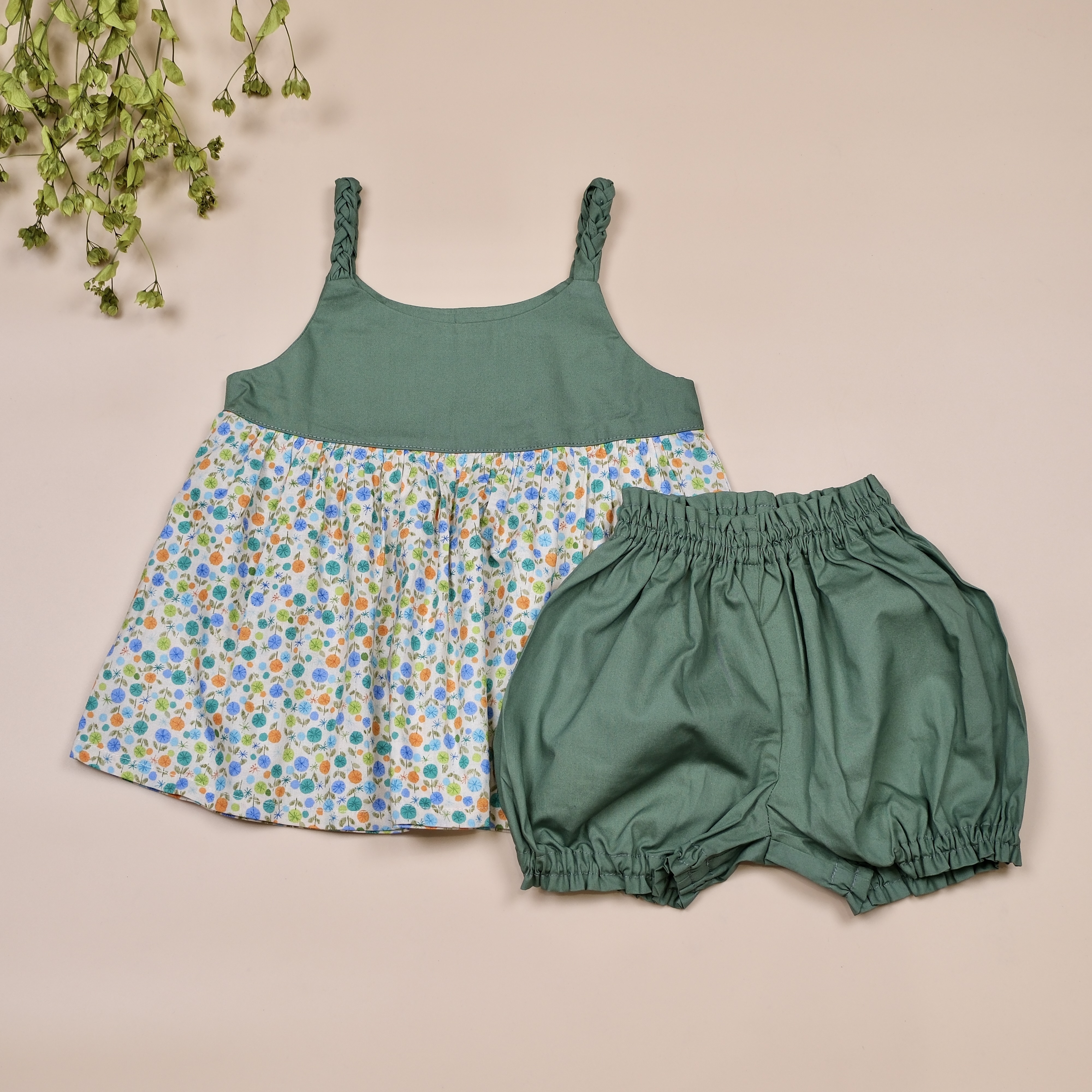 編織花園系列 ꕤ 綠苔小花 ꕤ 手作女童細肩帶上衣＋短褲套裝