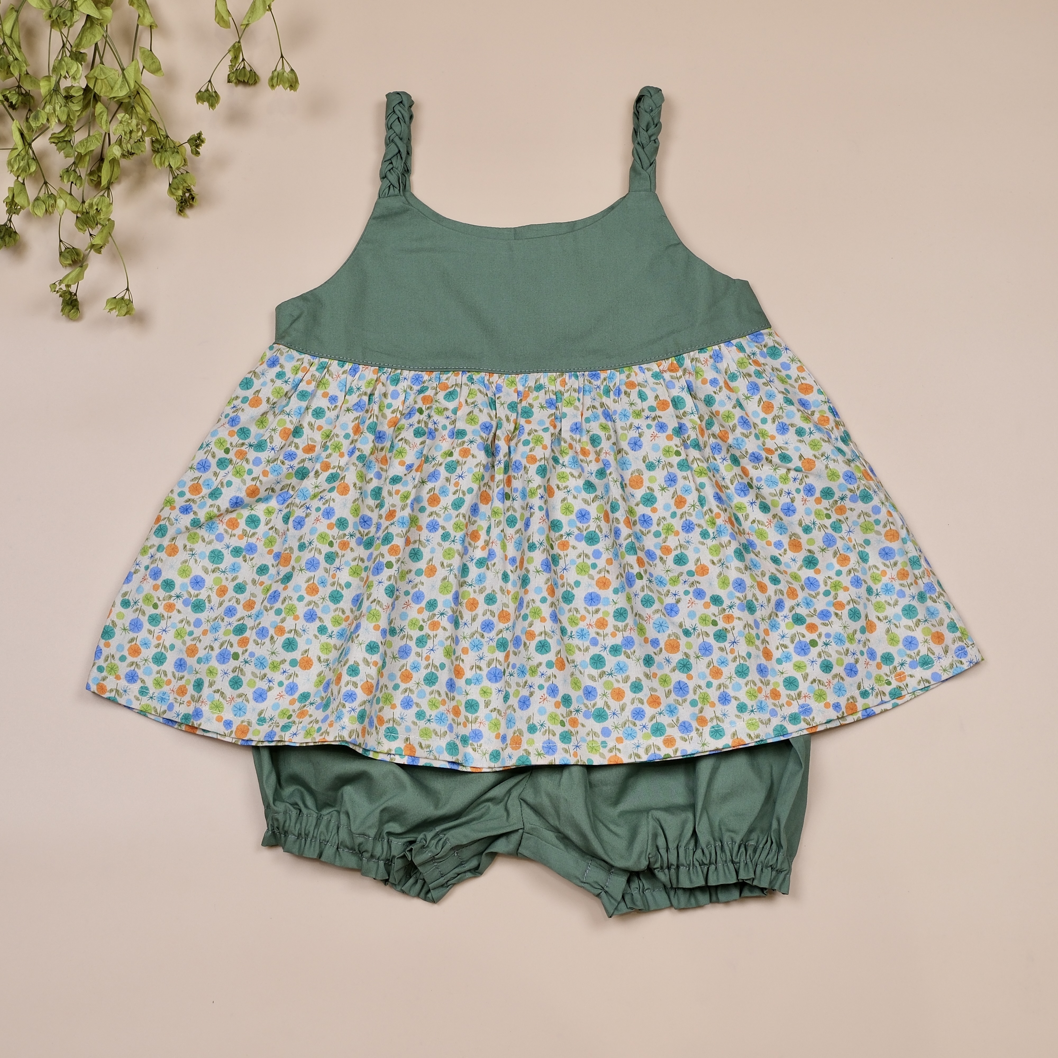 編織花園系列 ꕤ 綠苔小花 ꕤ 手作女童細肩帶上衣＋短褲套裝