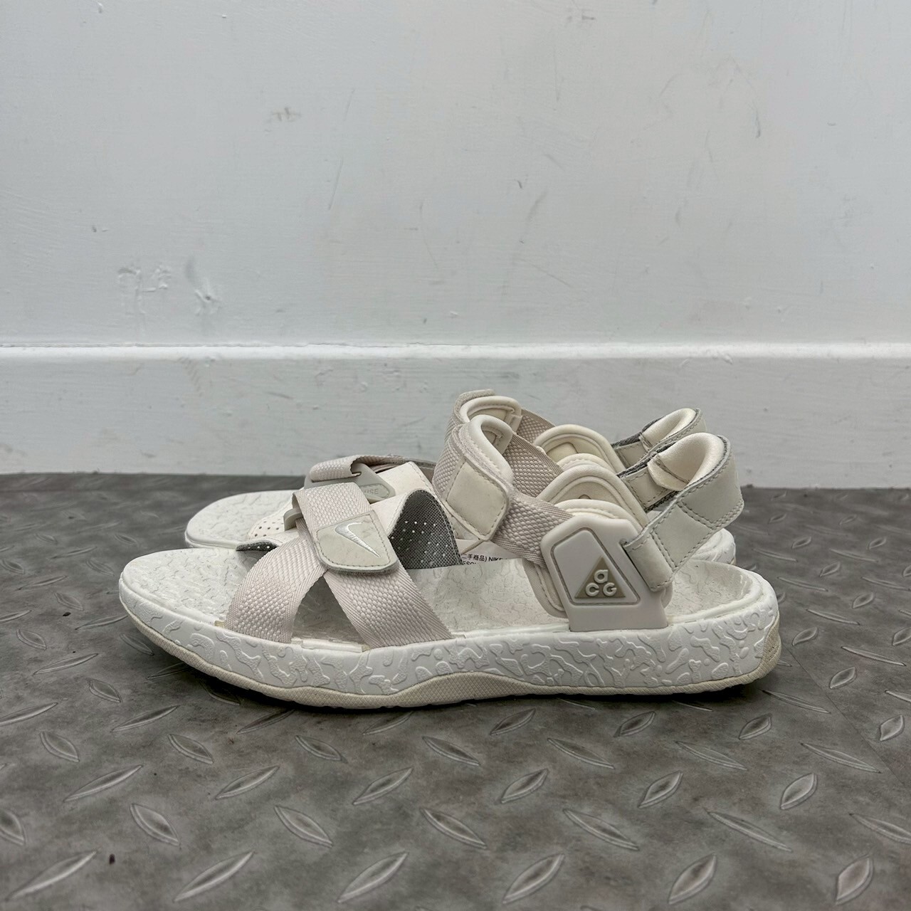 NIKE ACG AIR DESCHUTZ+ PHANTOM KHAKI LIGHT SIZE 26CM