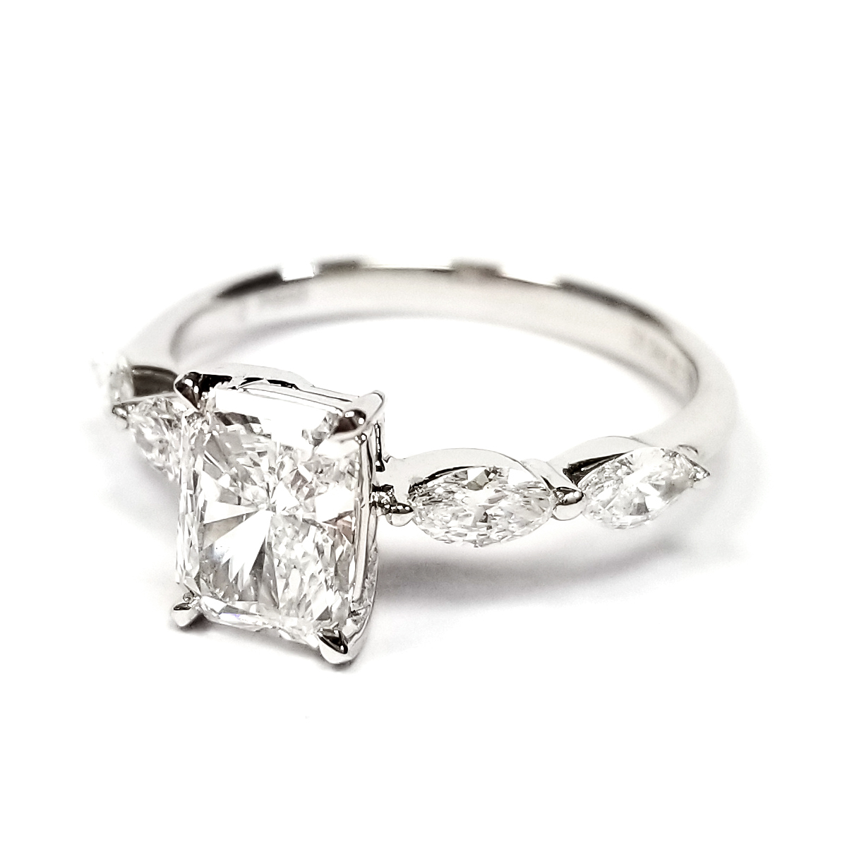 PT950鉑金 1卡實驗室培育雷地恩形鑽石戒指