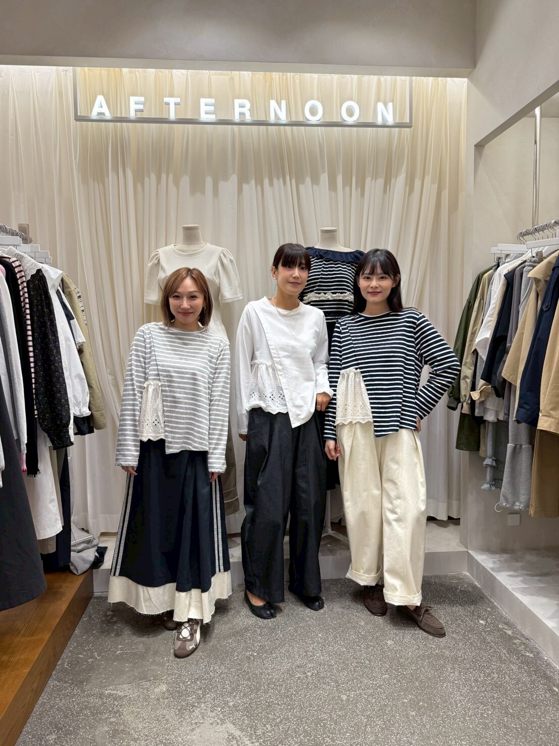 AF5015 蕾絲通花拼下擺間條長袖上衣