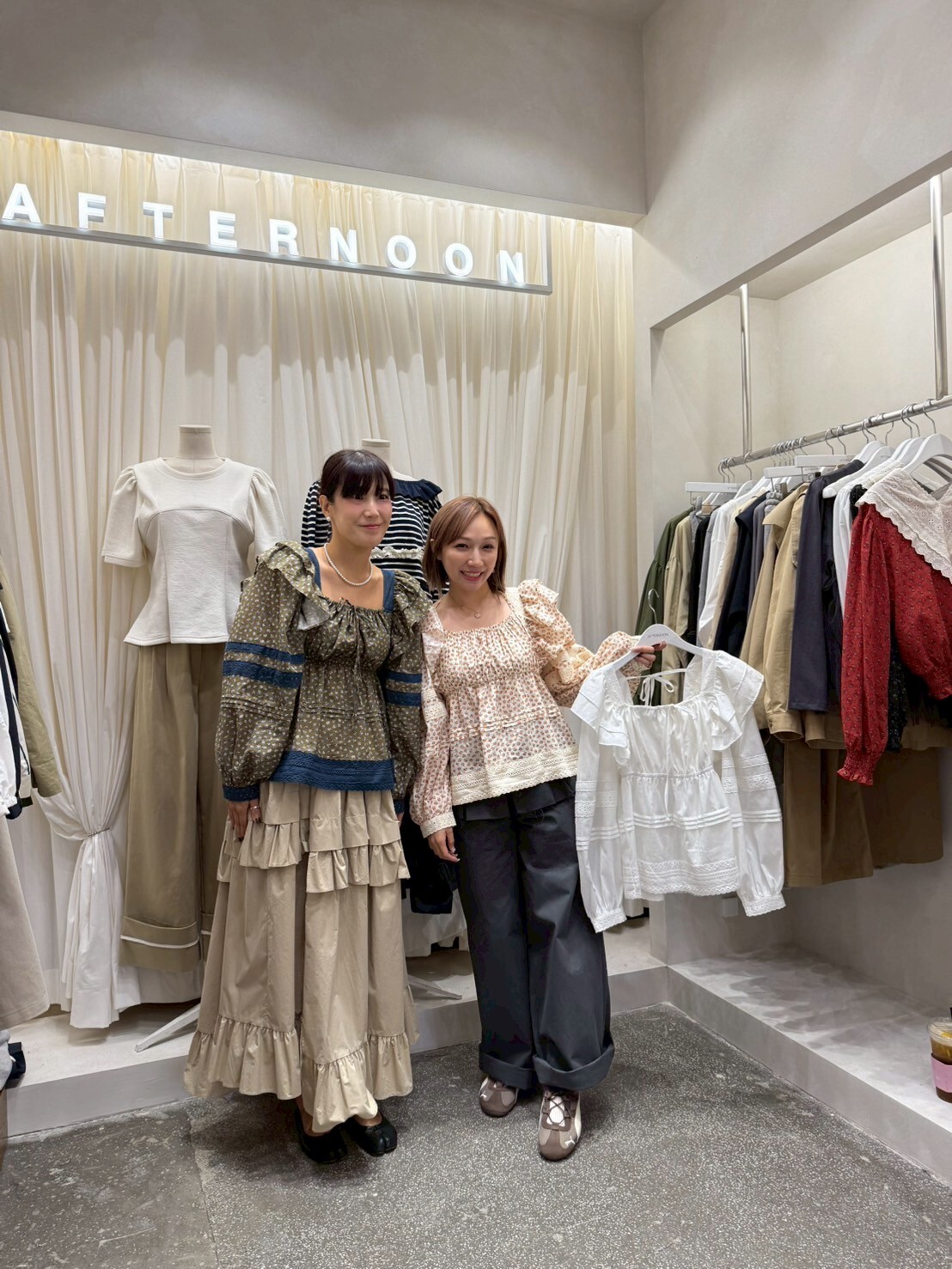 AF5045 方領綁帶通花拼接點點上衣