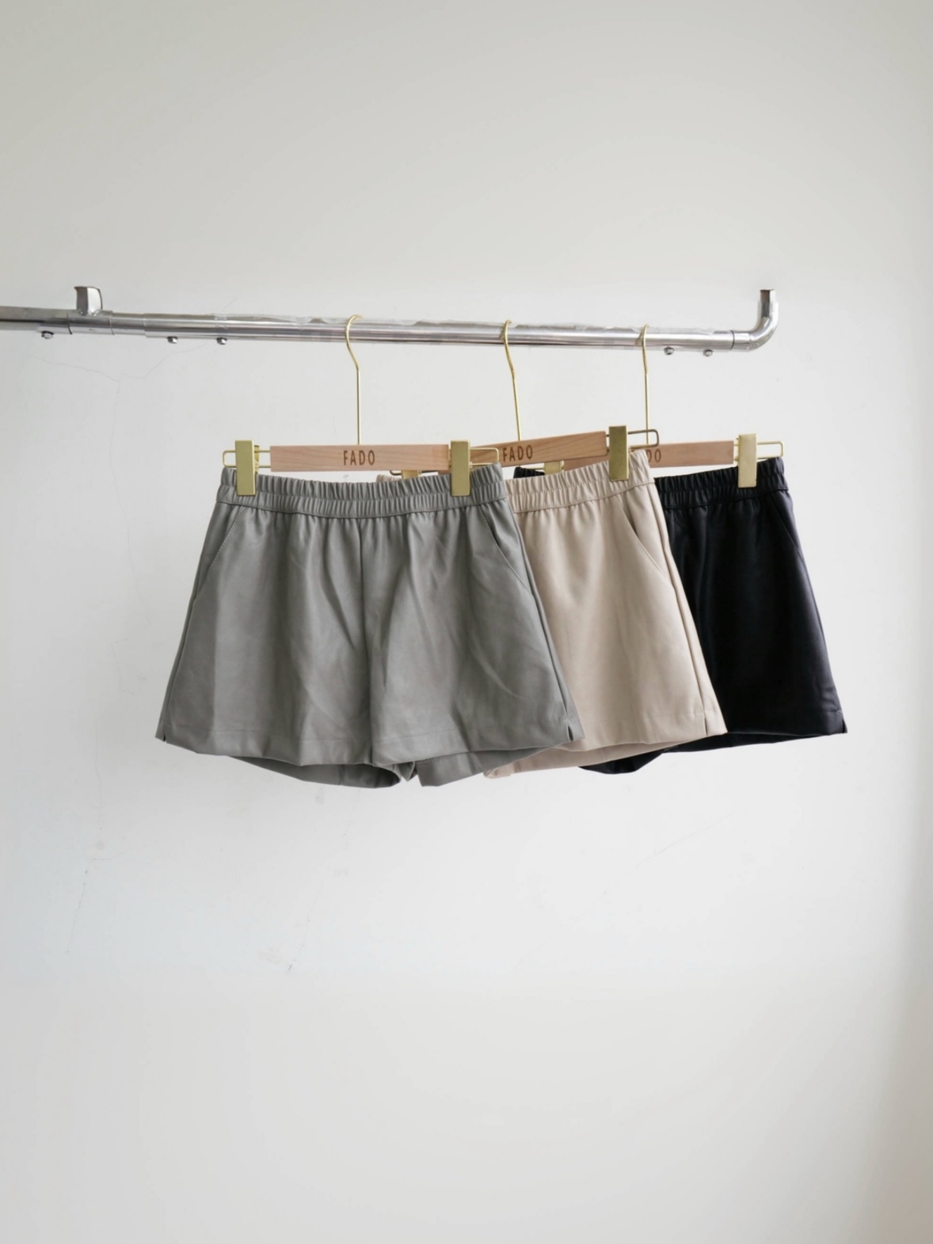 法朵Fado shop｜鬆緊腰短皮褲 ( S-L可穿 ) 2802001 三色