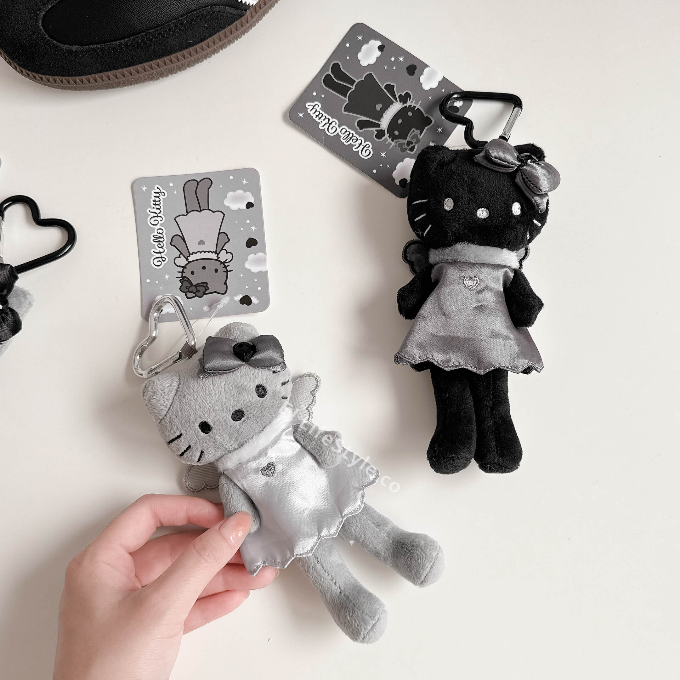 🇯🇵 SANRIO 三麗鷗家族 HELLO KITTY 黑白長腿系列 天使 黑灰 吊飾 鑰匙圈 / 現貨