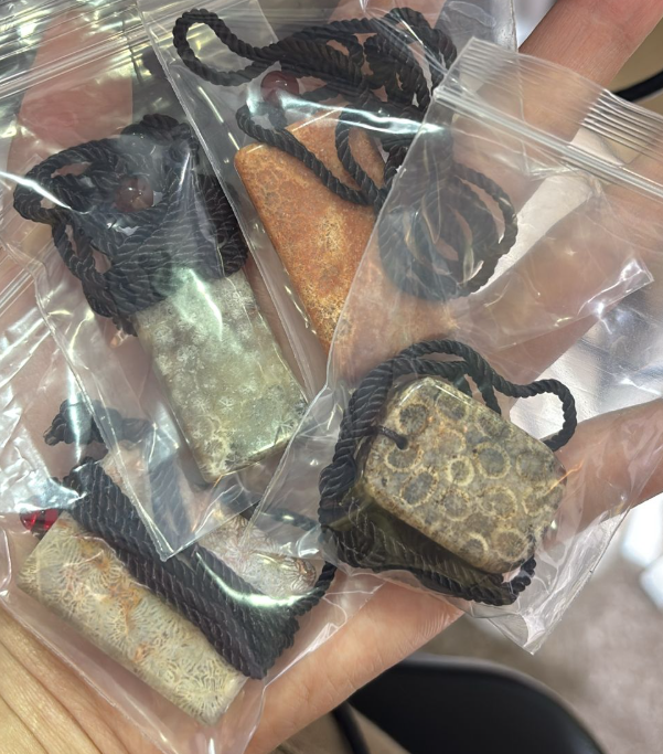 250927-C2 珊瑚玉隨型無事牌吊咀繩鏈