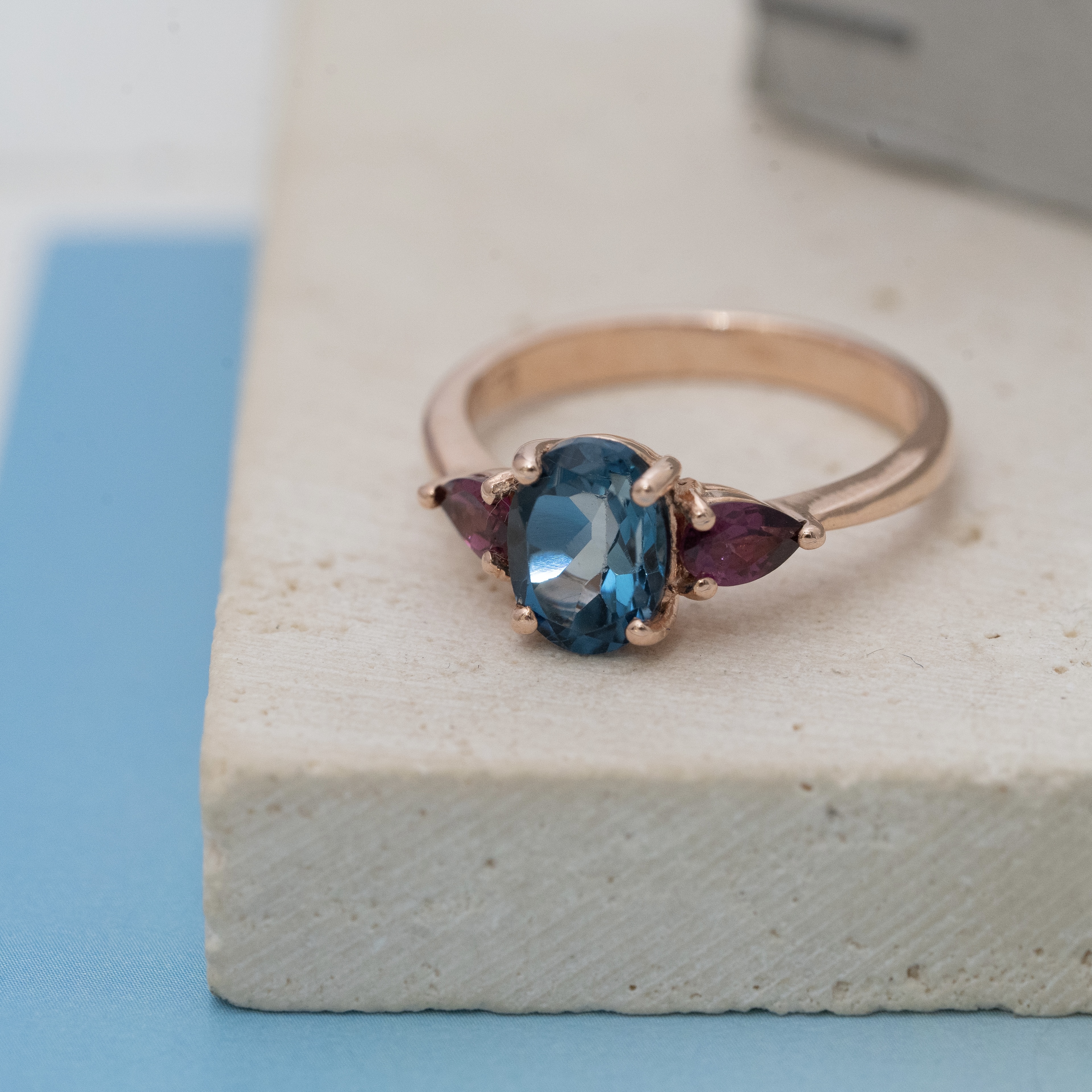 Svr130 (London Blue 倫敦藍，Rhodlite玫瑰石榴）