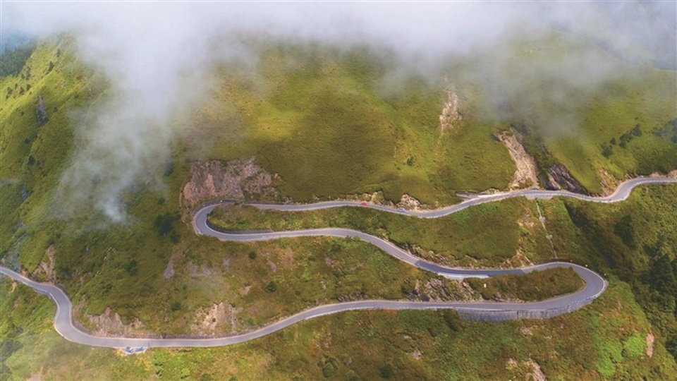 中橫公路橫越合歡山，成為少數同時跨足兩縣市的高山景點。