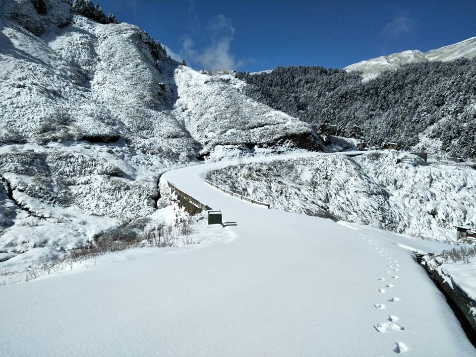 若遇到寒流，合歡山可能降雪，是台灣少數能看到雪景的地方。