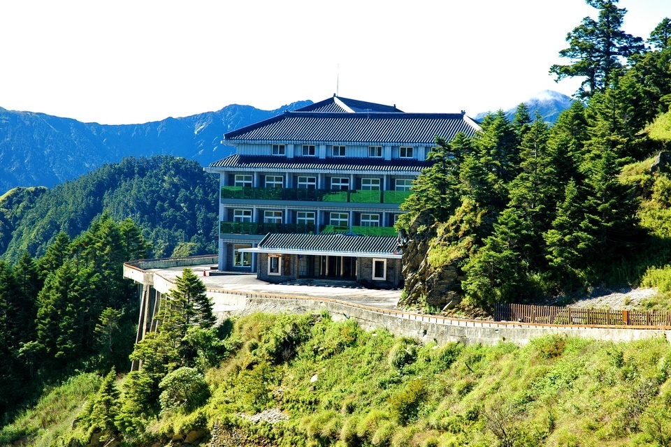 松雪樓位於海拔約 3,150 公尺，是合歡山最知名的住宿點，鄰近主峰、石門山登山口，走出門就能觀星。