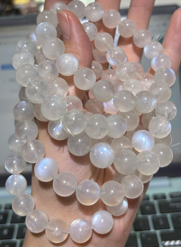 250927 - C48 11mm+粉紅底士多啤梨藍月光手串