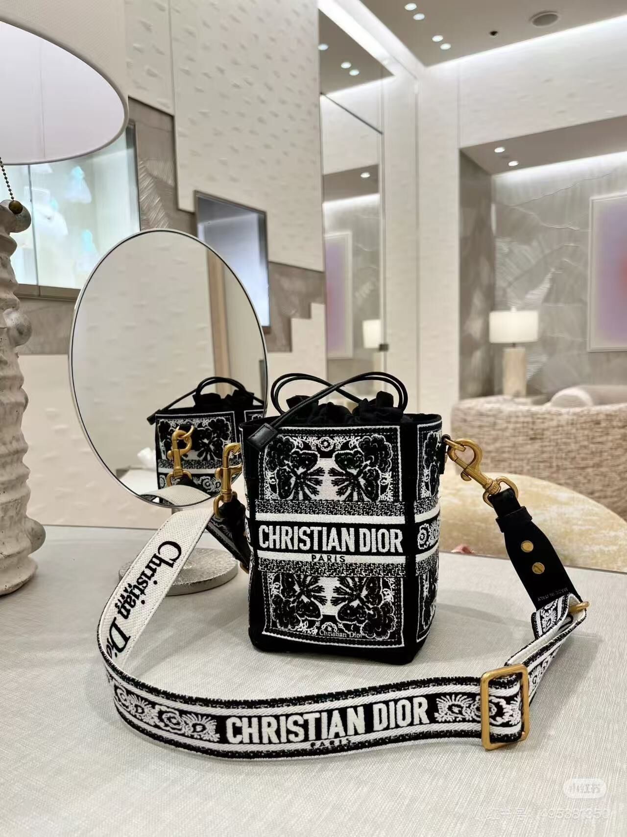 Dior新款刺繡小水桶 -T