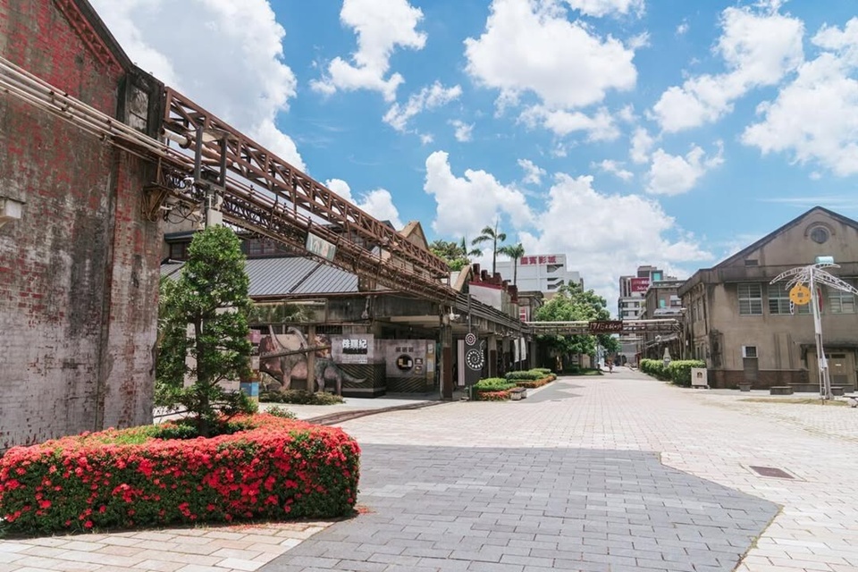 台中文化創意產業園區的隨著產業轉型，老酒廠在保留歷史建築風貌的基礎上，被活化成文創園區。