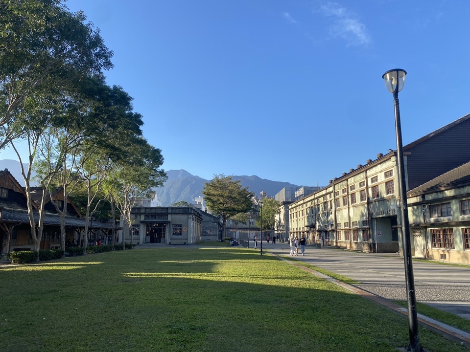 花蓮文化創意產業園區由日治時期的花蓮酒廠改造而成，保留了大片日式與工業風建築，融合了花蓮在地文化與原住民藝術特色。