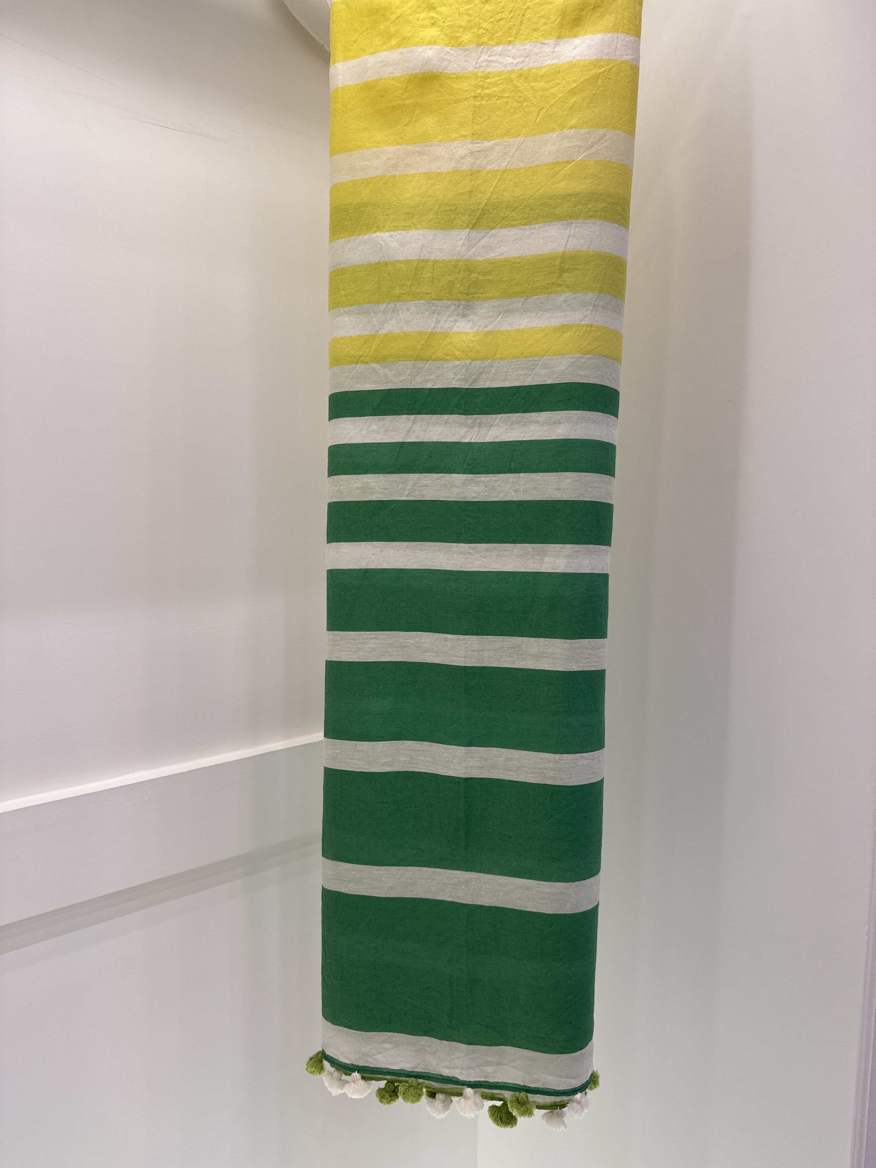 La piece 色層&毛絨球橫條紋圍巾