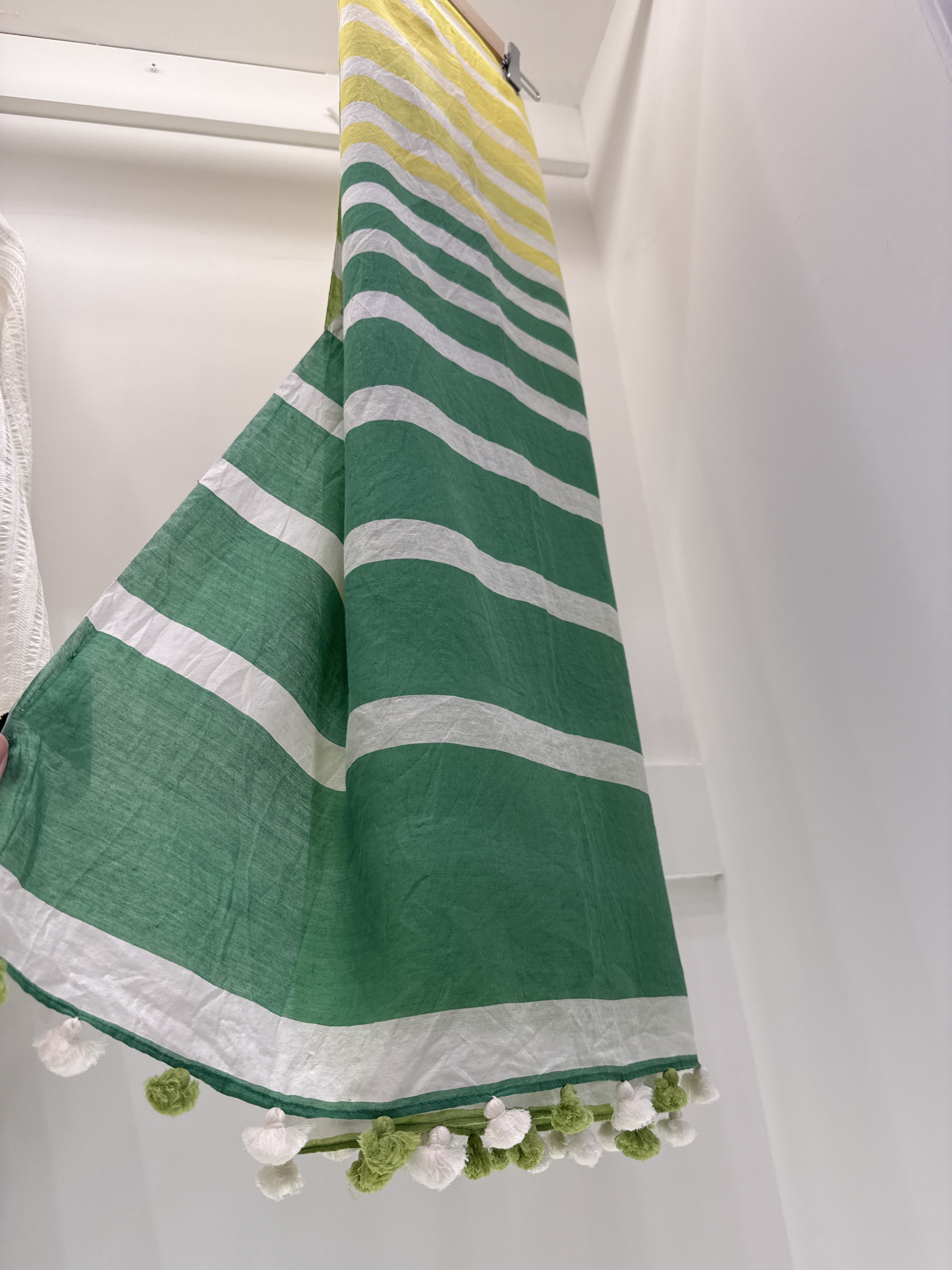 La piece 色層&毛絨球橫條紋圍巾