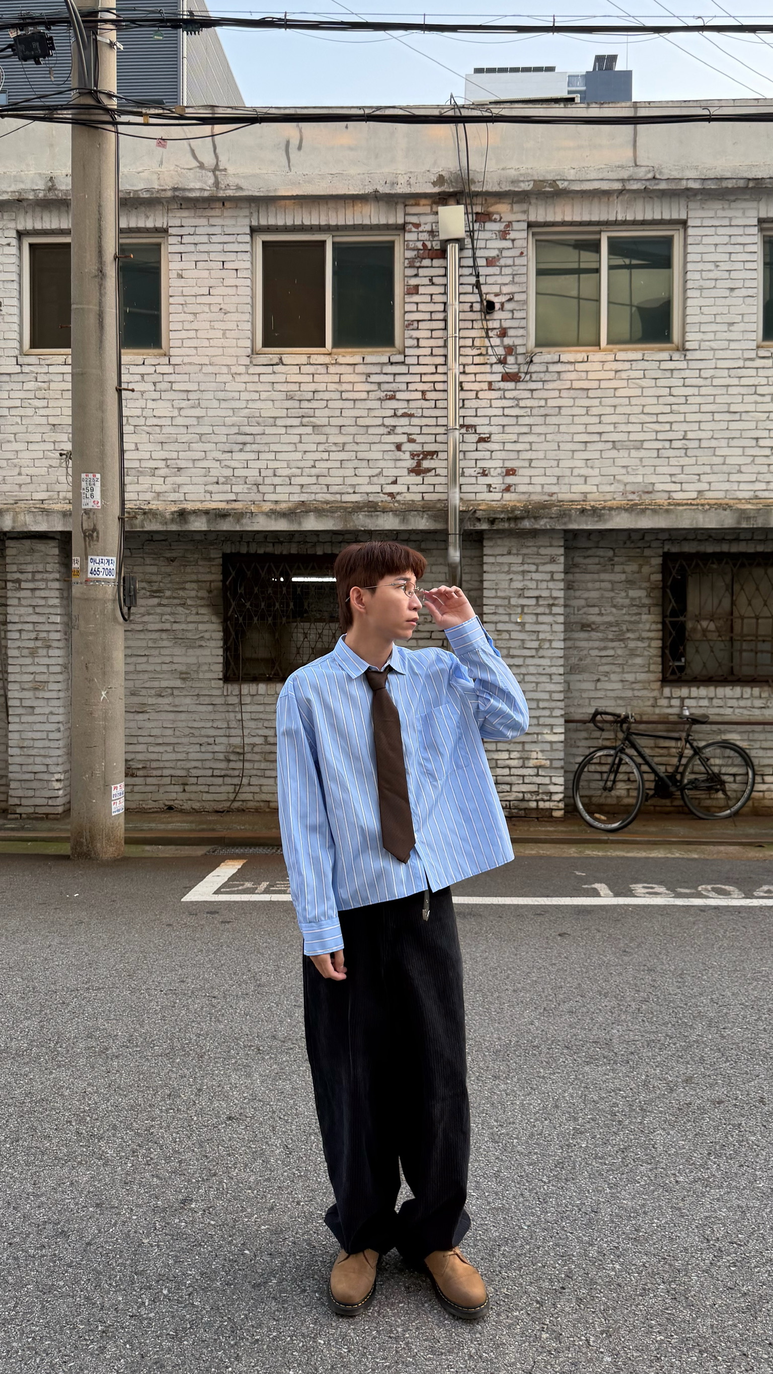 刺繡坑紋闊腿牛仔褲