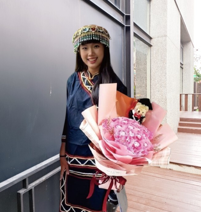 女孩拿花束,21朵香皂花乾燥花束,表演獻花,生日花束,教師節花束,情人節花束