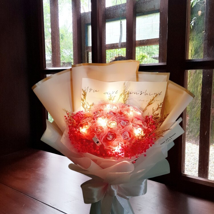 21朵香皂花乾燥花束加燈光,表演獻花,生日花束,教師節花束,情人節花束