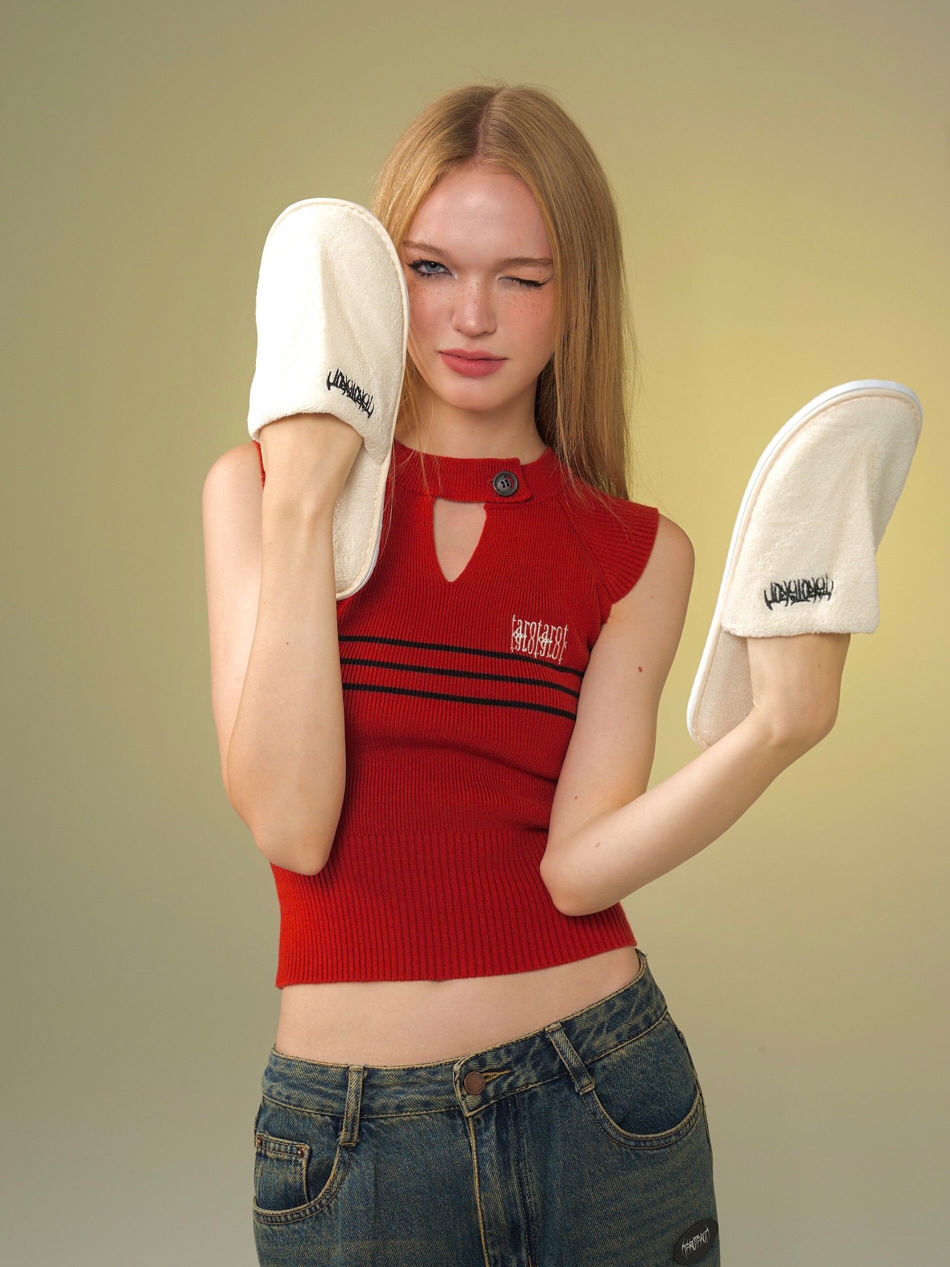 TAROTAROT 米白刺繡字體 室內拖鞋