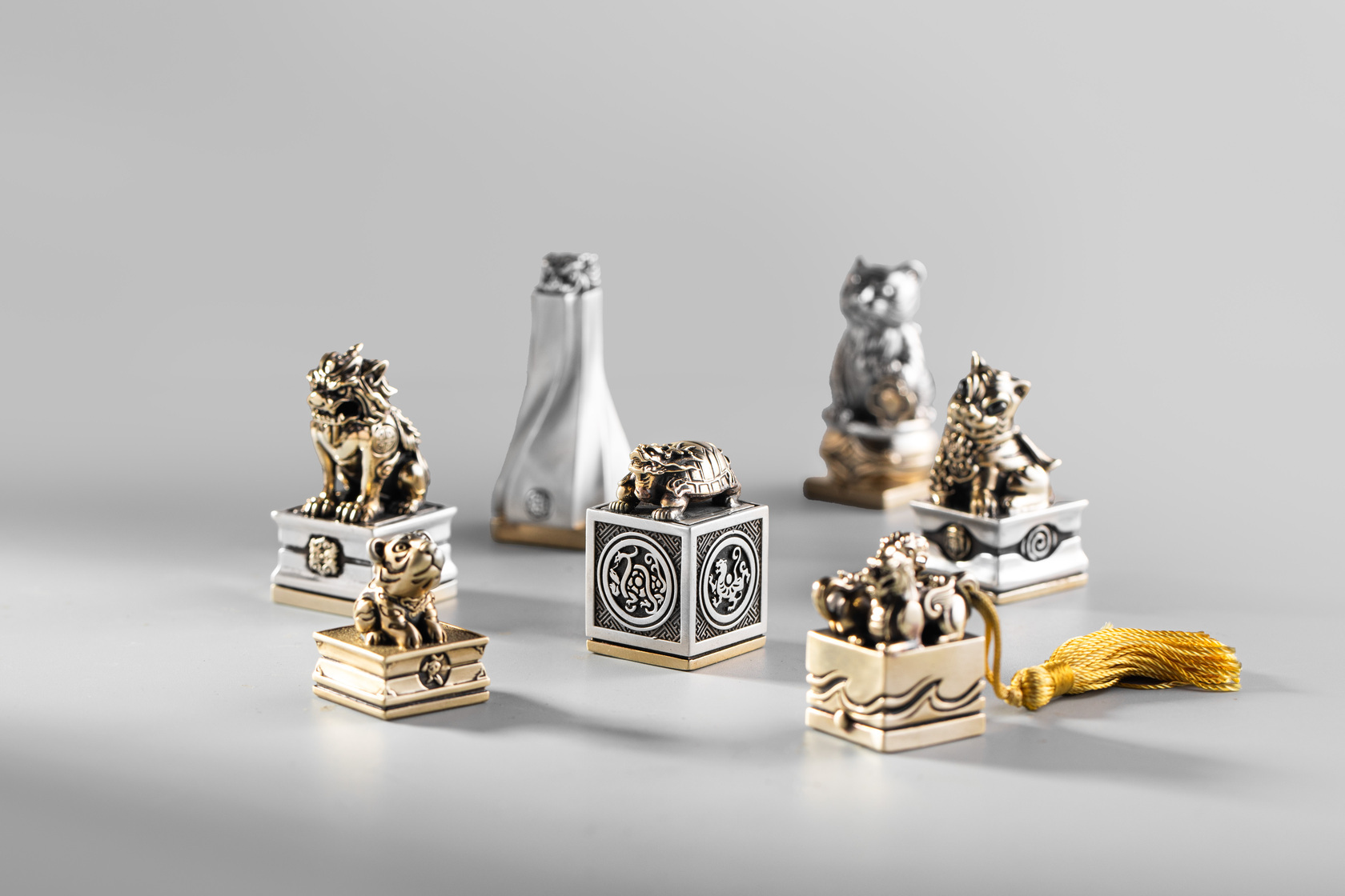 JK銀飾金屬印章系列展示；純銀與黃銅造型印章，有四神獸與瑞獸造型（如貔貅、龍龜、招財意象），質感精緻的印章擺拍。