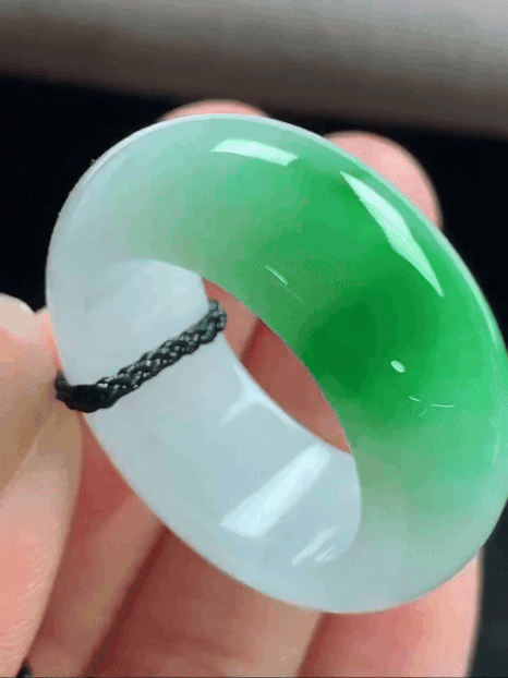 9104019 翡翠飄辣綠玉扳指 (港圈 22號)