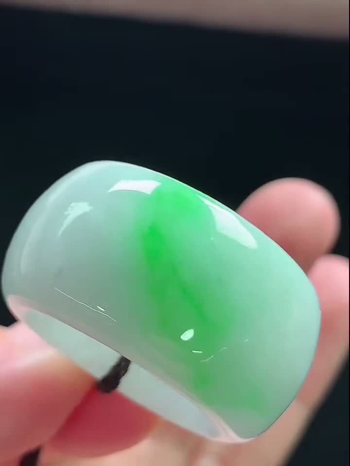 9105718 翡翠飄綠玉扳指 (港圈 22號)