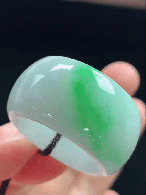 9105718 翡翠飄綠玉扳指 (港圈 22號)