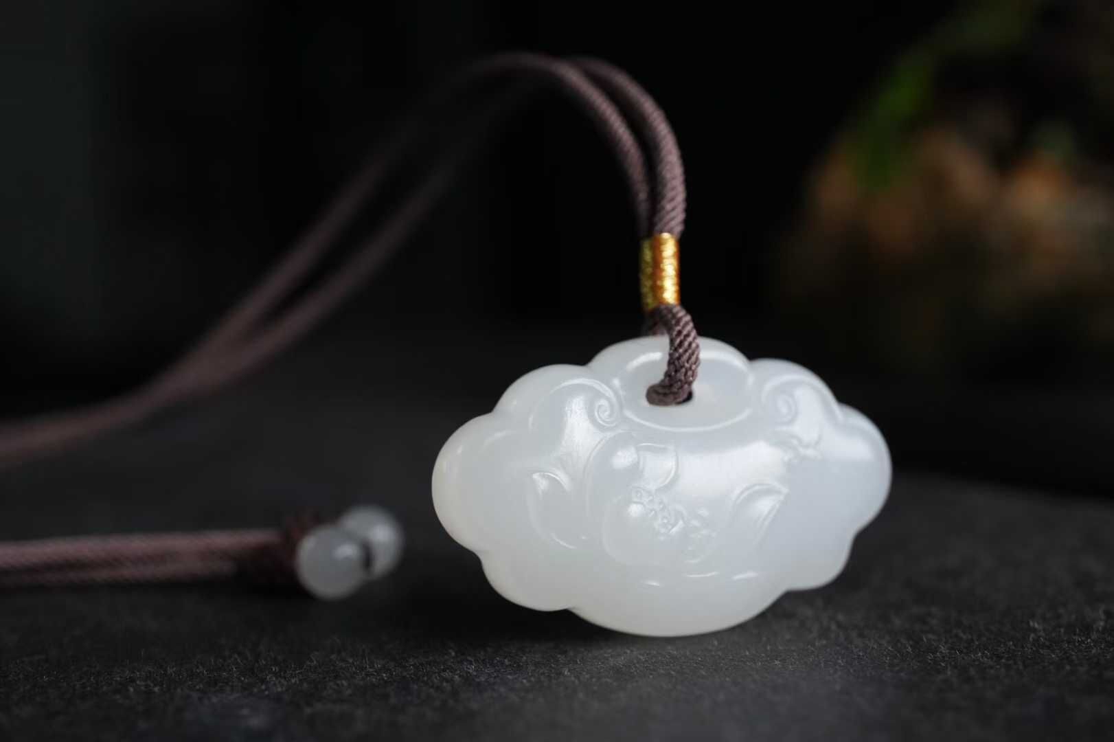 910435 和田玉羊脂玉荷花平安如意鎖掛件