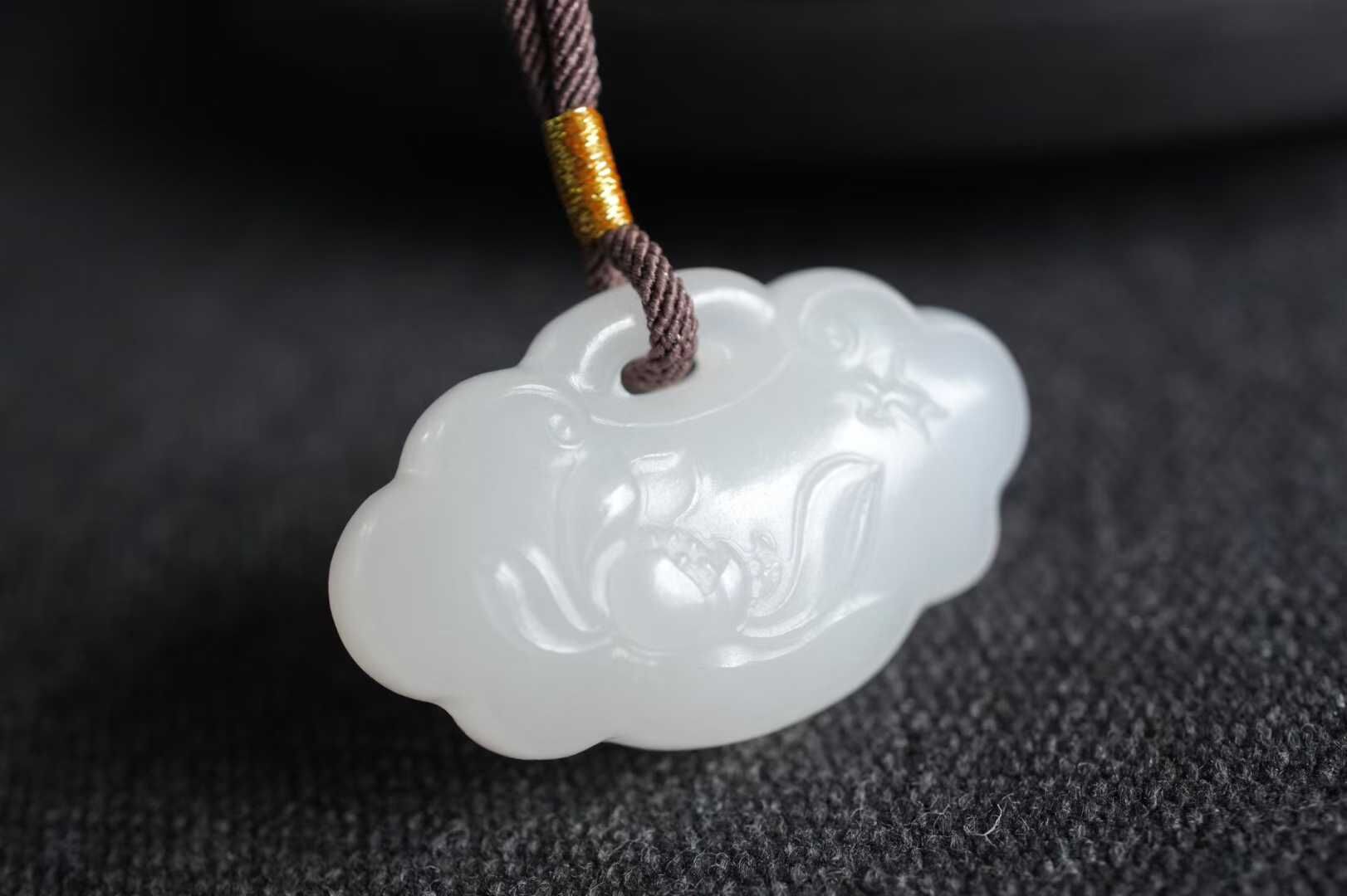 910435 和田玉羊脂玉荷花平安如意鎖掛件