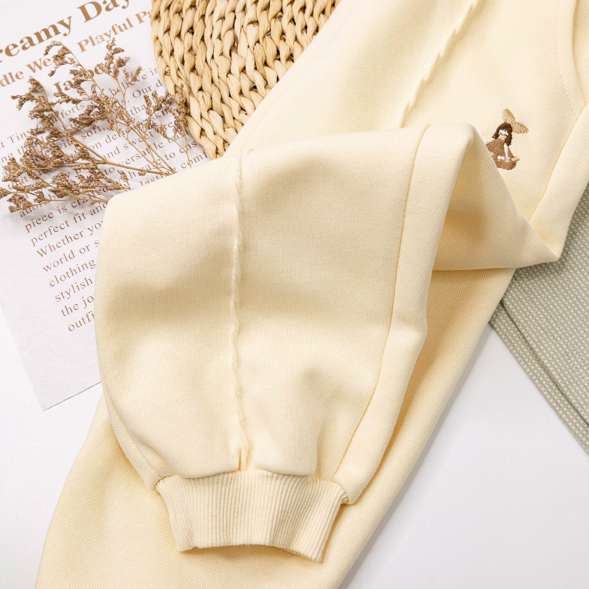 【H55208】小精靈打招呼刺繡設計縮口褲