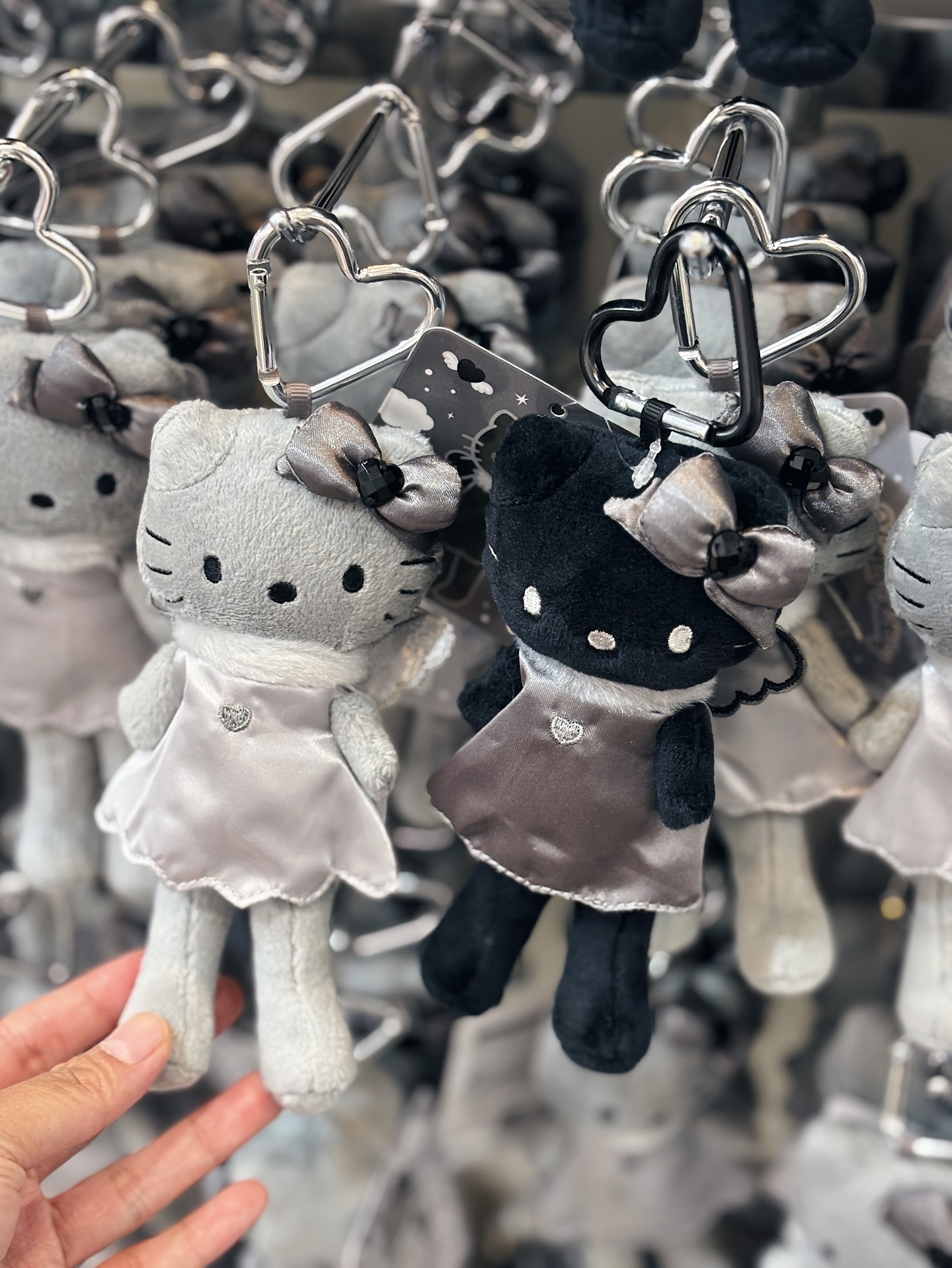 Sanrio 日本限定 暗黑 灰色 Hello Kitty 黑色禮服 凱蒂貓 三麗鷗 吊飾 鑰匙圈