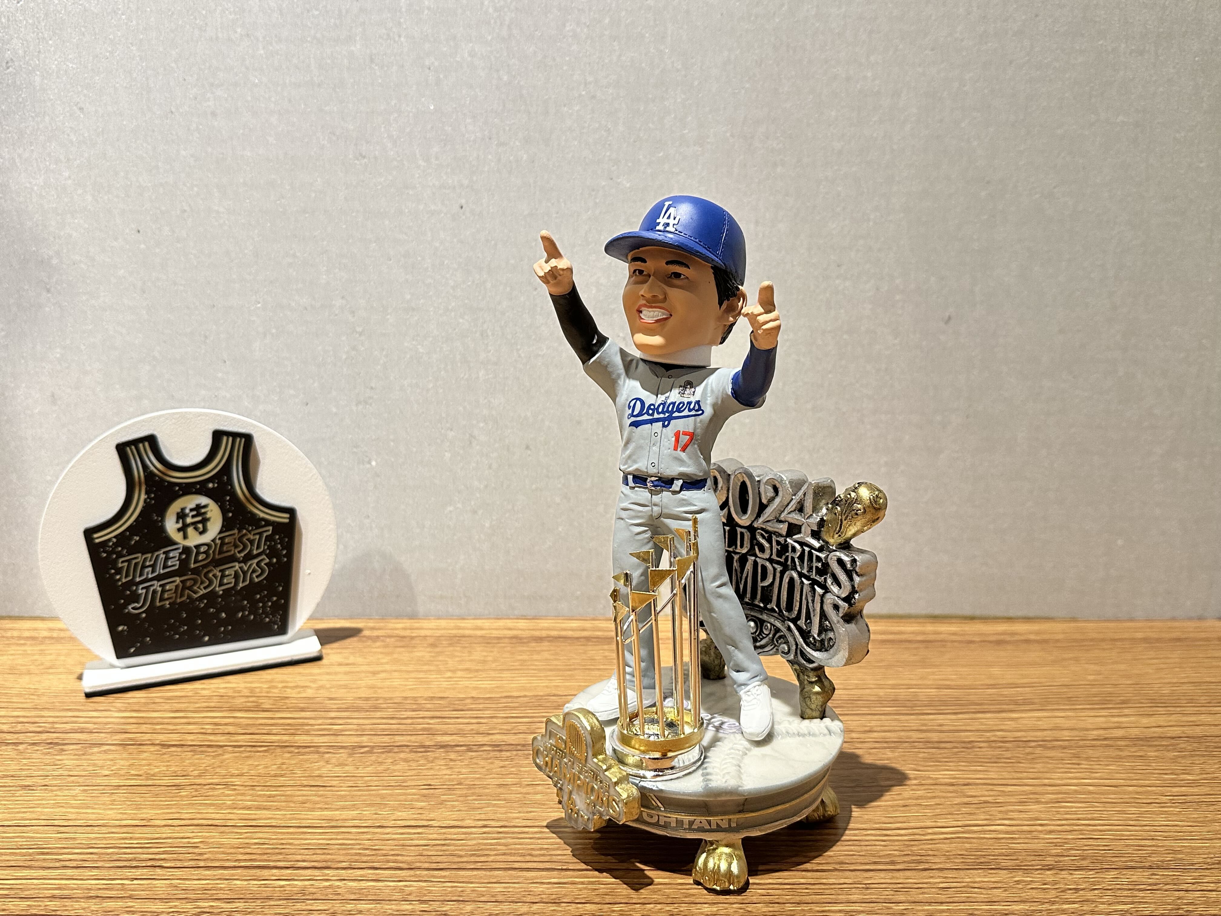 MLB公仔 Shohei Ohtani Los Angeles Dodgers 2024 World Series Champions Alternate Jersey Celebration  洛杉磯道奇 世界大賽冠軍 客場灰 公仔 Foco Bobblehead 搖頭娃娃 全新含盒裝 全球限量2024組